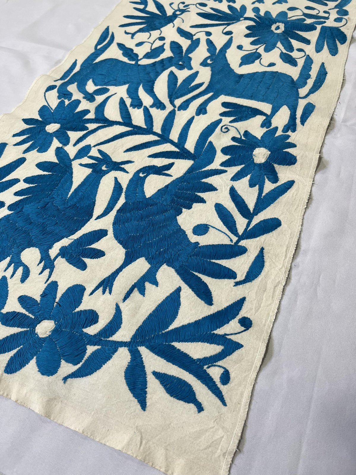 Enorme Bordado Otomi Hecho a Mano en Color Azul Turquesa, Textil Mexicano/Otomi en Formato Vertical XXL 189 cm x 43 cm