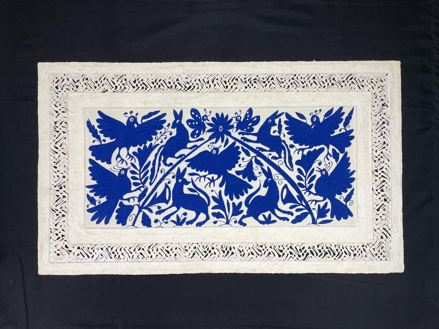 Enorme Arte Mural Mexicano en Papel Amate con Bordado Tenango Hecho A Mano Color Azul XXL 120 cm x 70 cm (SIN MARCO)