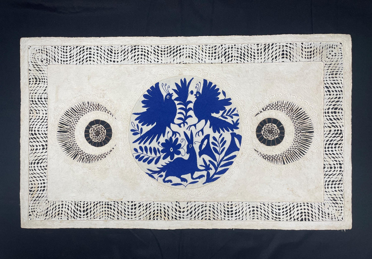 Arte Mural Mexicano en Papel Amate con Bordado Tenango Hecho a Mano 47,2 x 27.5, Arte Otomi en Color Blanco y Azul (SIN MARCO) Media Luna