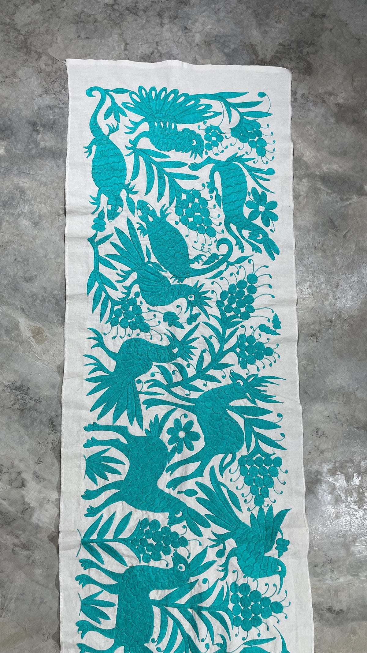 Enorme Bordado Tenango Hecho a Mano en Color Azul, Camino de Mesa Otomi, Tapizado Bordado XXL 189 cm x 46 cm  (Sin Marco) PIEZA ÚNICA.