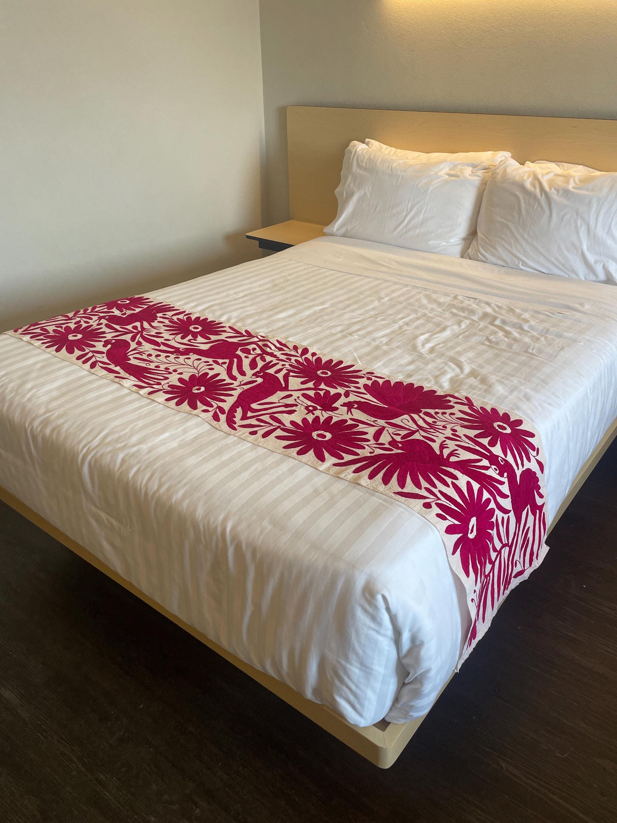 Enorme Bordado Tenango Hecho a Mano en Color Rosa-Camino de Mesa Otomí, Tapizado Tenango XXL 190 cm x 42 cm  (SIN MARCO)
