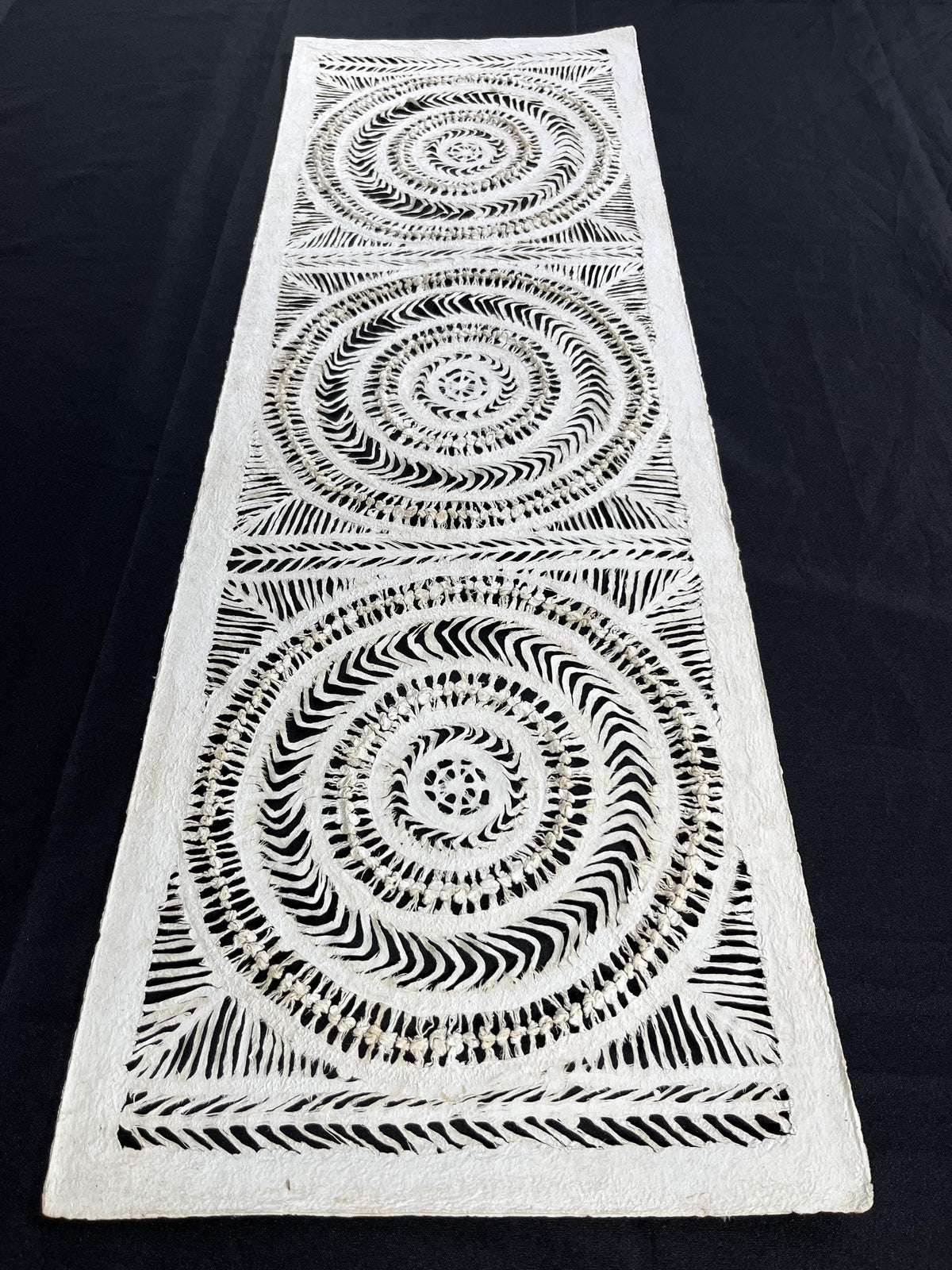 Arte Mural Mexicano en Papel Amate Hecho a Mano– Arte Mexicano Moderno Color Blanco 47.2 x 15.2 (SIN MARCO)-Nudos de Corteza