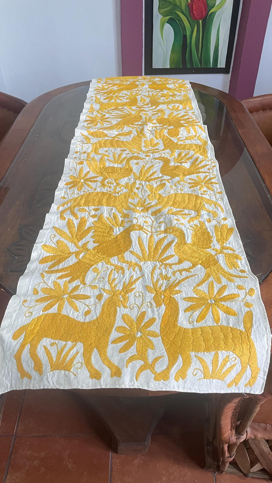 Gran Bordado Tenango Hecho a Mano en Color Amarillo, Camino de Mesa/Tapizado Otomi XXL 178 cm x 46 cm (SIN MARCO)