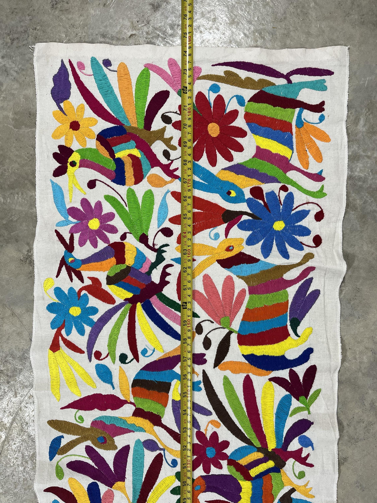 Enorme Bordado Tenango Hecho a Mano en Multicolor-Tapizado Otomi XXL 189 cm x 44 cm (SIN MARCO)