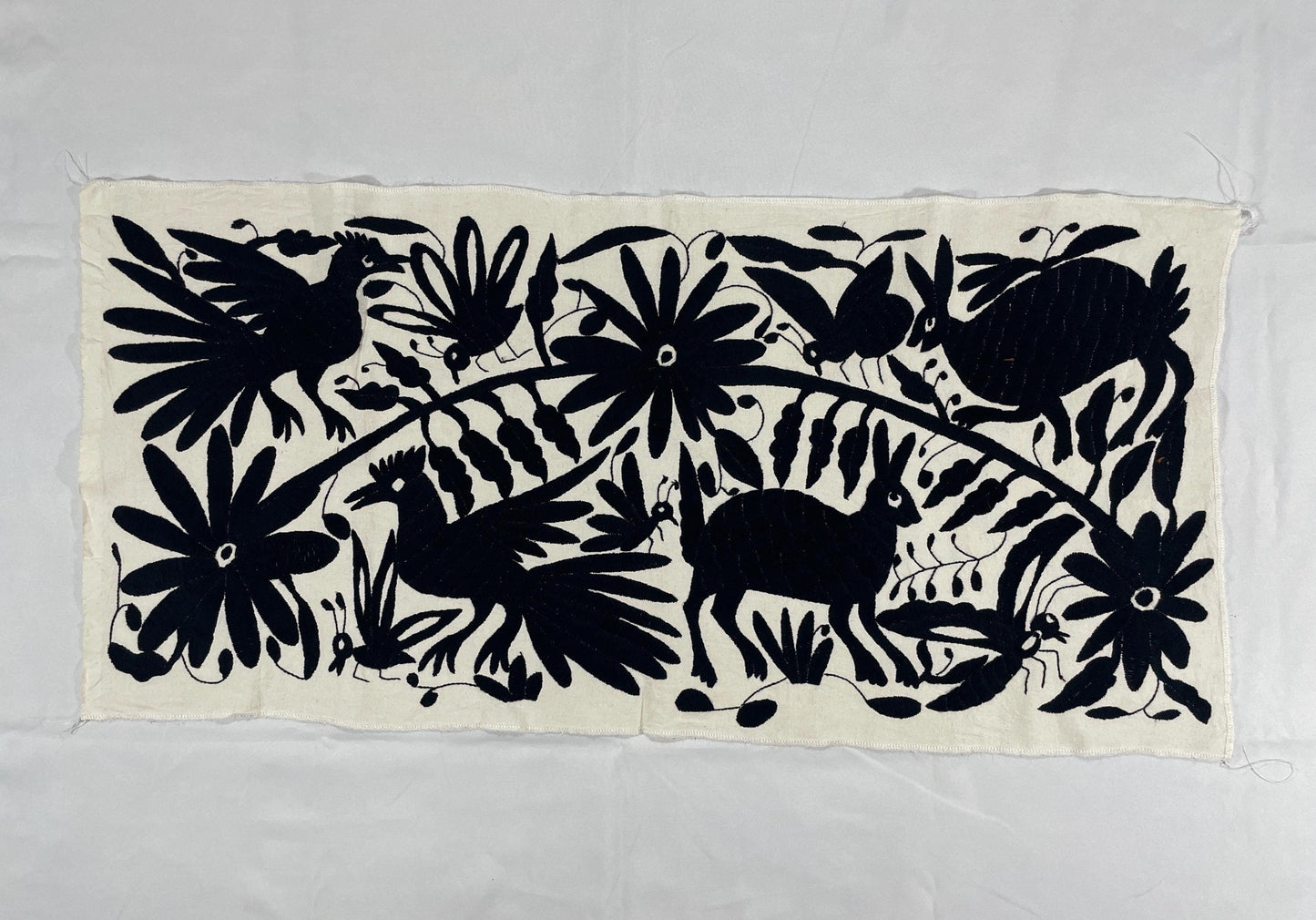 Bordado Tenango Hecho a Mano,Tapizado Otomi en Color Negro XL 94 cm x 45 cm-Textil Mexicano Moderno (SIN MARCO)