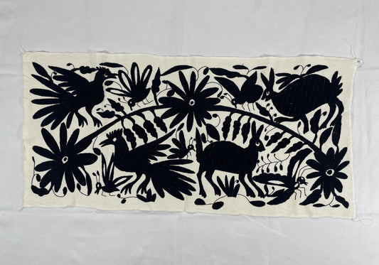 Bordado Tenango Hecho a Mano,Tapizado Otomi en Color Negro XL 94 cm x 45 cm-Textil Mexicano Moderno (SIN MARCO)