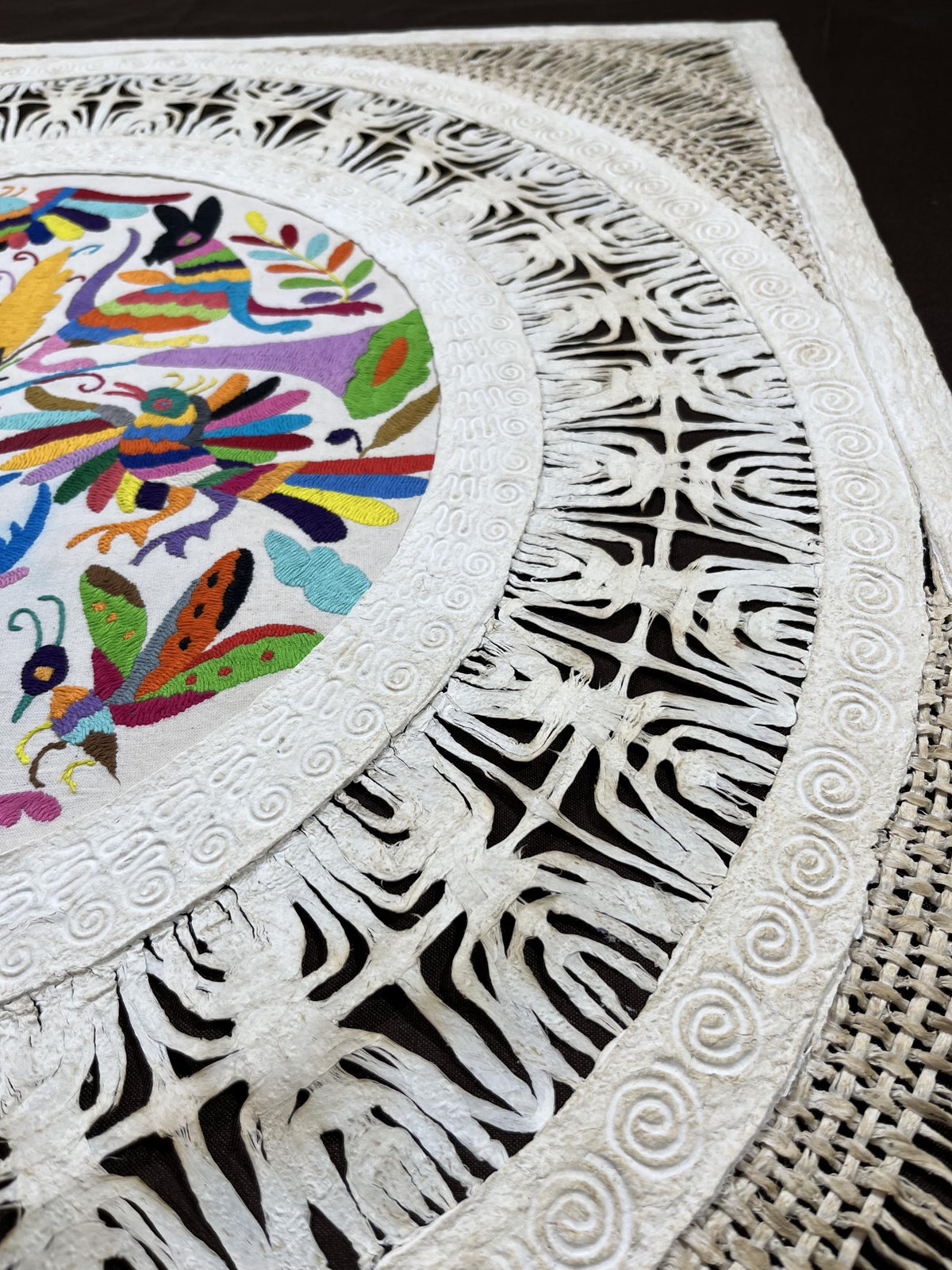 Arte Mural Mexicano en Papel Amate y Bordado Tenango Hecho a Mano-XL 31 x 31 Arte Otomí Moderno (SIN MARCO)
