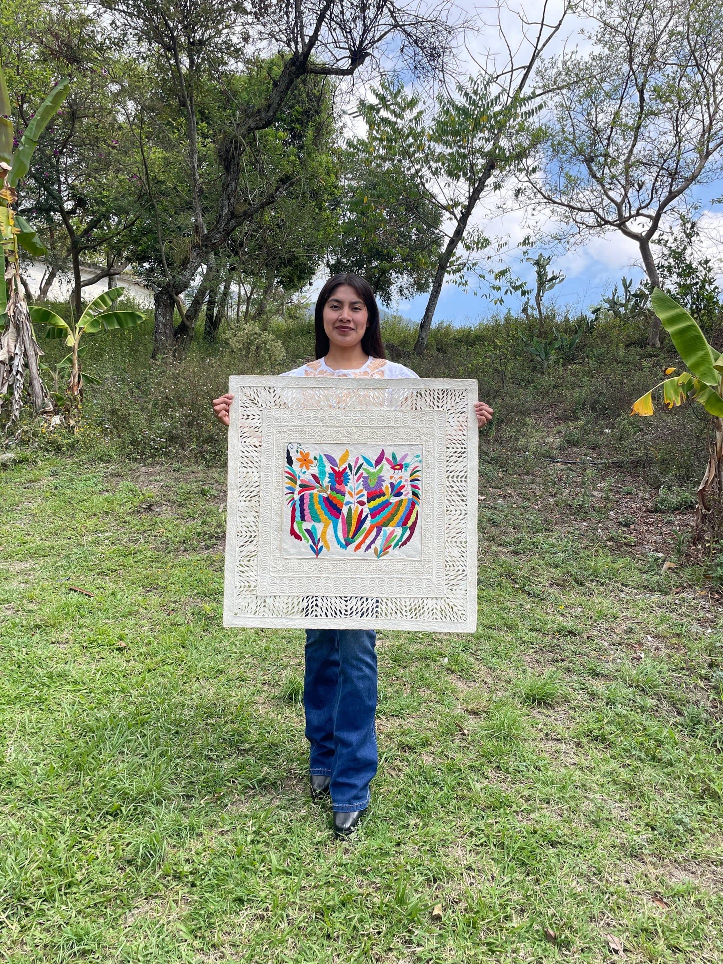 Arte Mural Mexicano Moderno en Papel Amate Y Bordado Tenango Hecho a Mano XL de 28 inx 28 in (SIN MARCO)