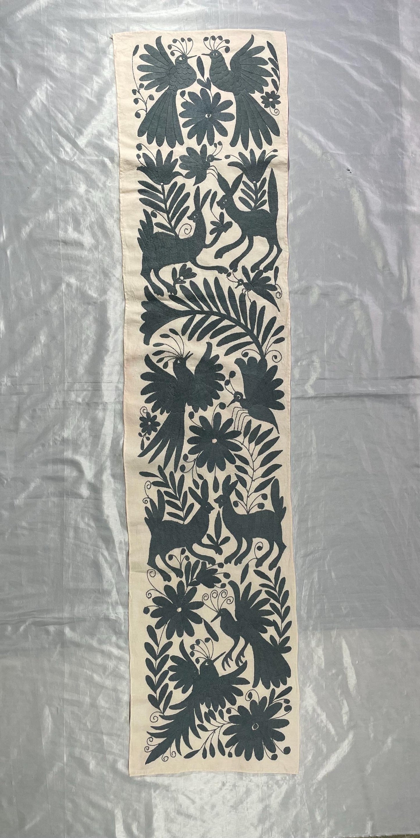 Tapiz Otomi Hecho a Mano en Color Gris Azulado/Arte y Textil Decorativo Otomi XL 152 cm x 33 cm (SIN MARCO)