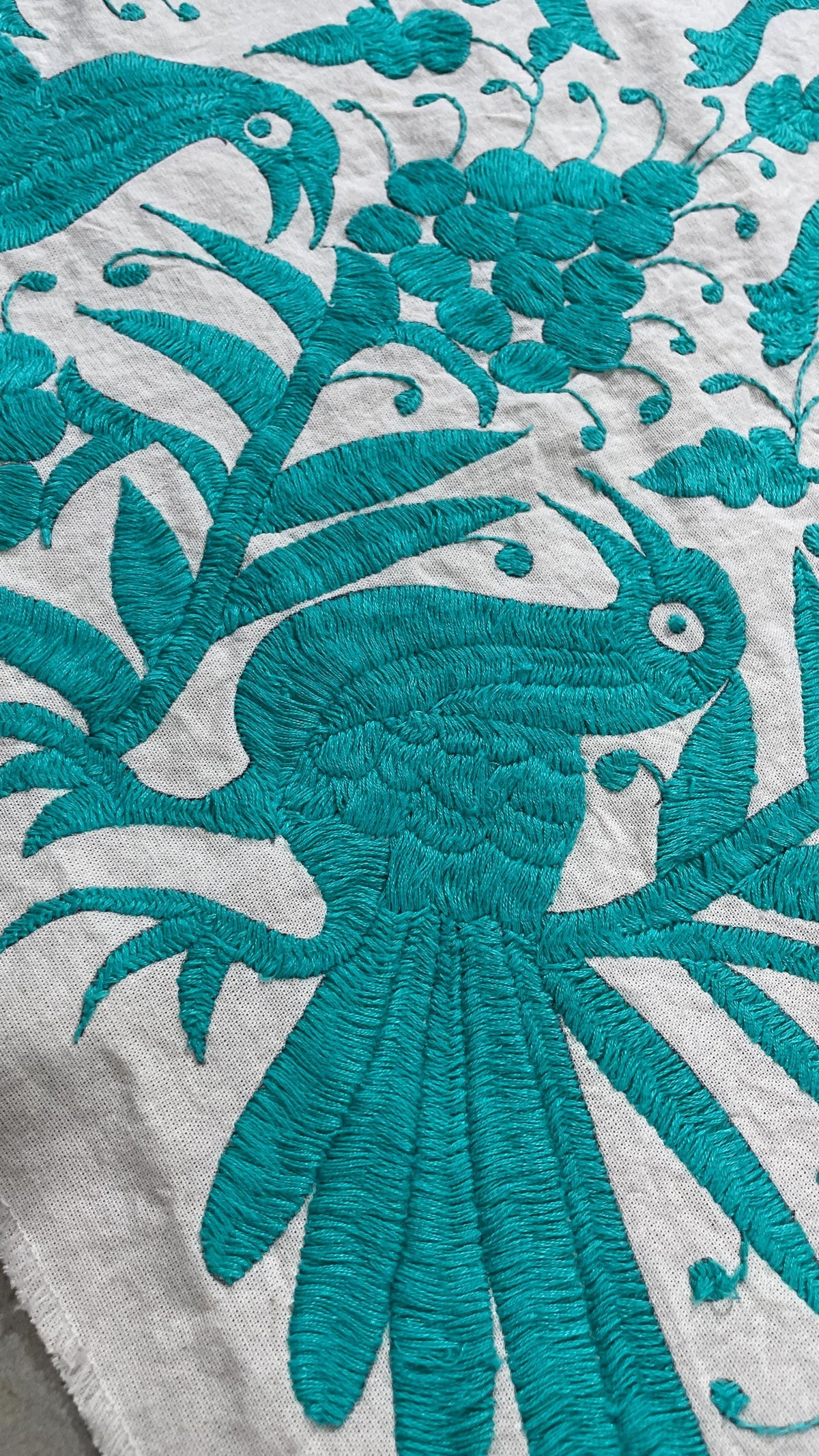 Enorme Bordado Tenango Hecho a Mano en Color Azul, Camino de Mesa Otomi, Tapizado Bordado XXL 189 cm x 46 cm  (Sin Marco) PIEZA ÚNICA.