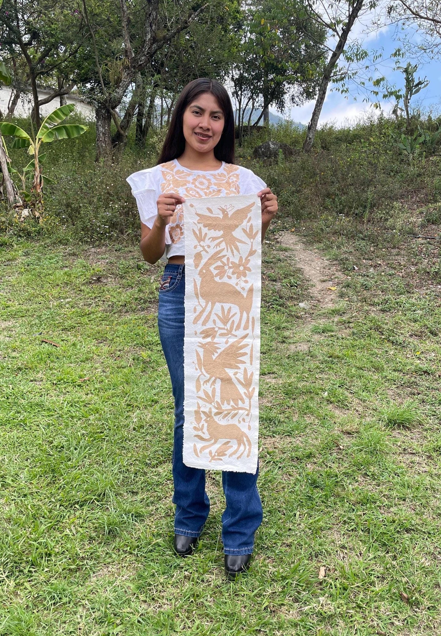Bordado Tenango Hecho a Mano en Color Beige-Bordado Otomí XL 94 cm x 25 cm-Arte Mexicano de Forma Vertical (SIN MARCO)