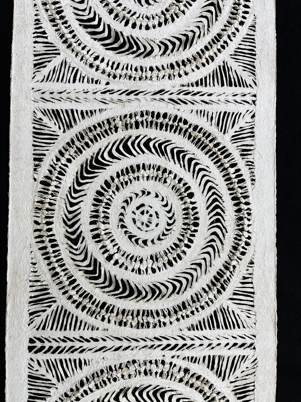 Arte Mural Mexicano en Papel Amate Hecho a Mano– Arte Mexicano Moderno Color Blanco 47.2 x 15.2 (SIN MARCO)-Nudos de Corteza