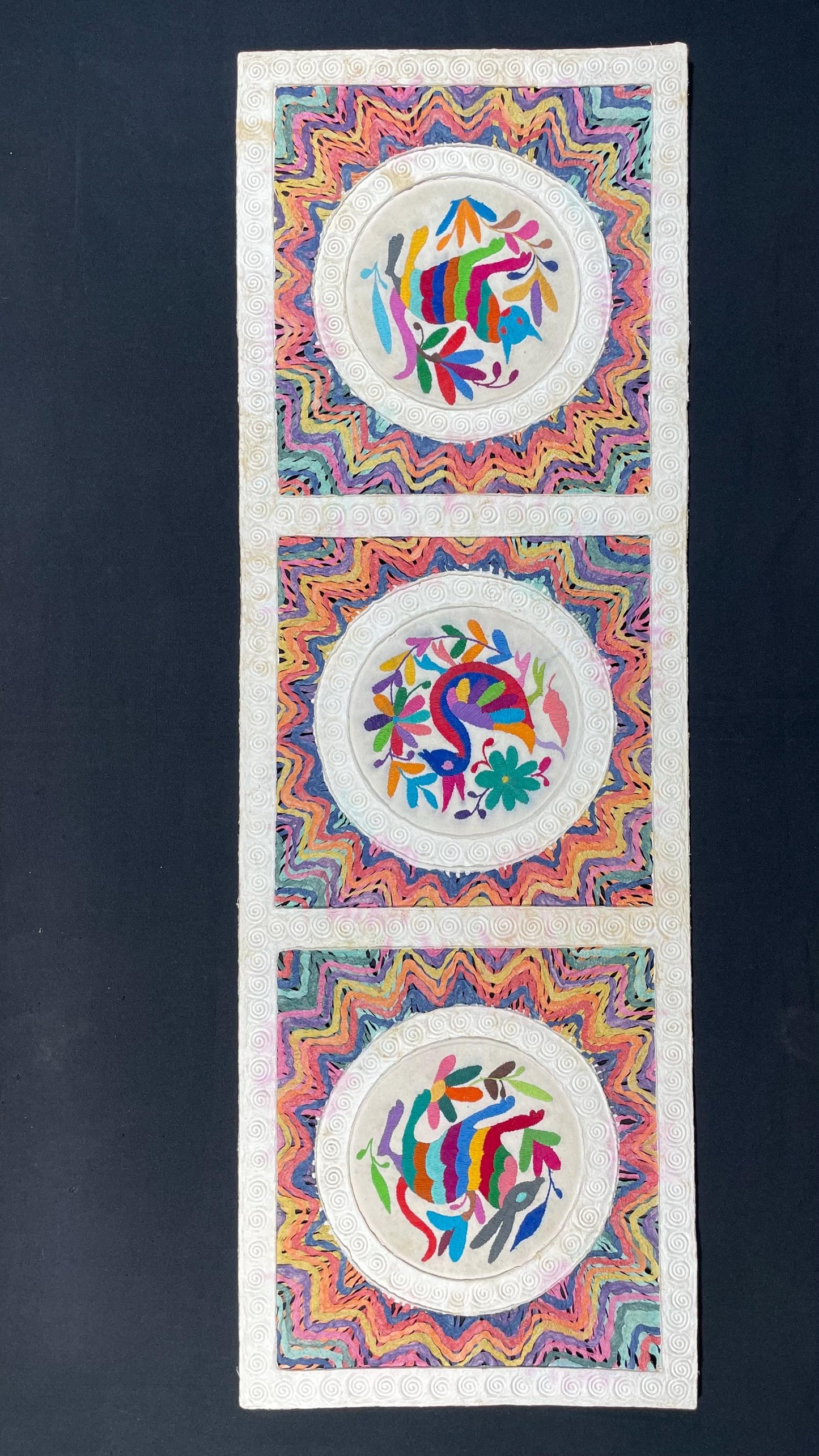 Arte Mural Mexicano Con Bordado Tenango y Papel Amate Hecho a Mano- 47,2 x 15,7 -Arte Otomí Teñido (SIN MARCO)