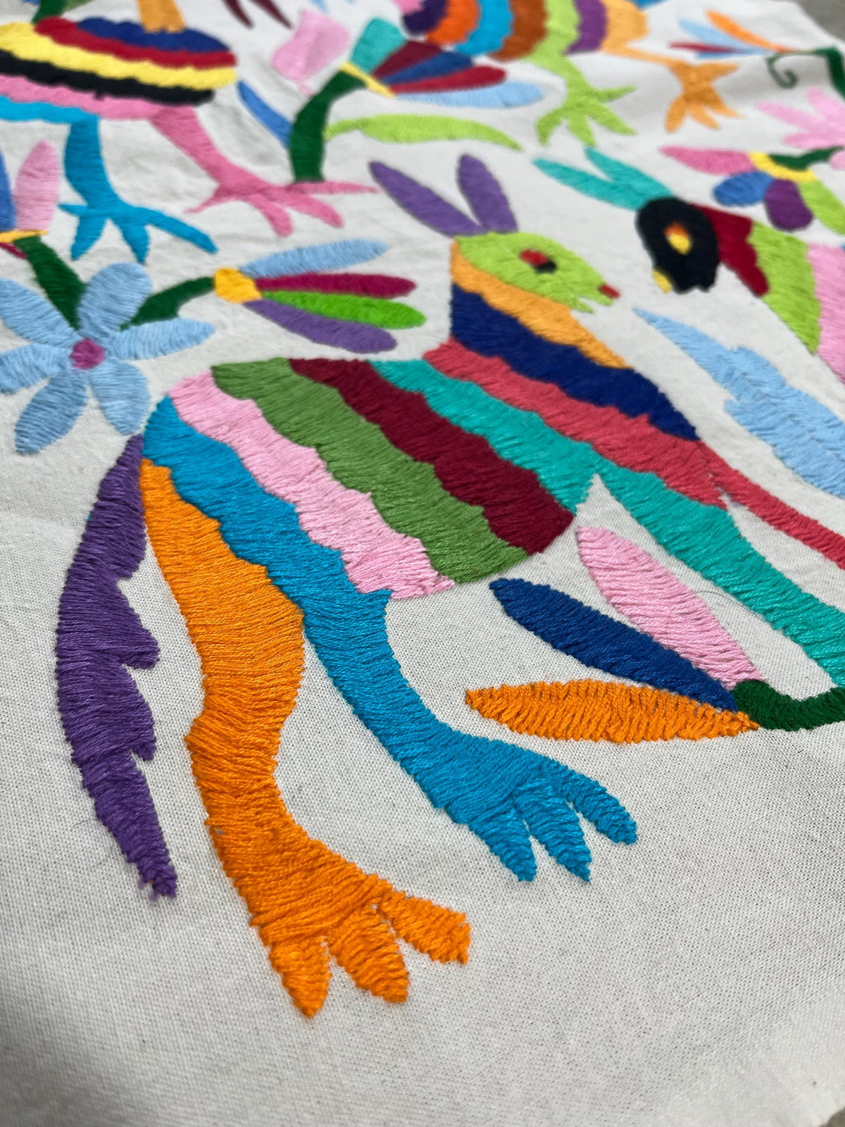 Bordado Otomi Hecho y Bordado a Mano en Multicolor-Tapizados Tenangos/Camino de Mesa  XXL 190 cm x 45 cm