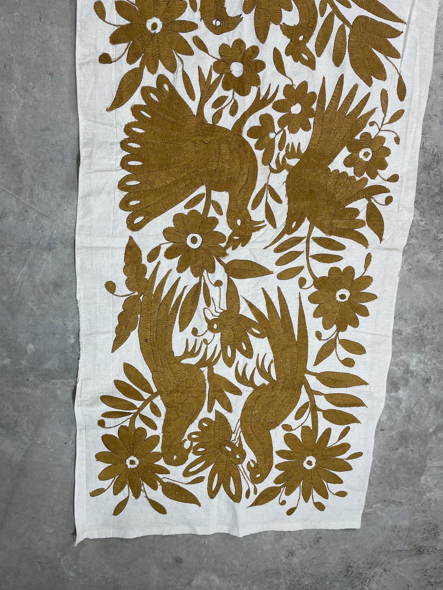 Tapiz Otomi Hecho a Mano en Color Dorado, Gran Bordado Otomi/Tenango XXL 188 cm x 46 cm