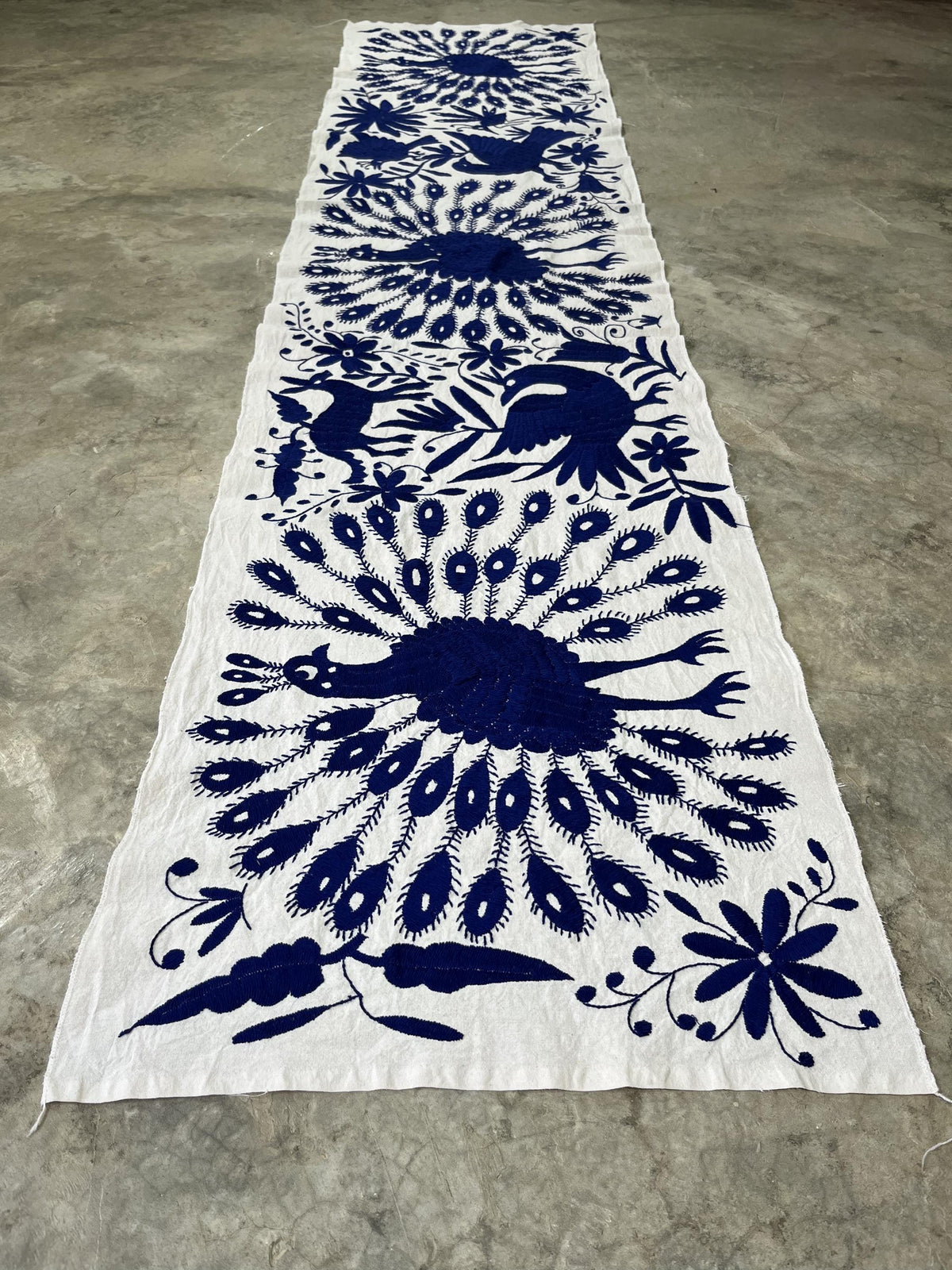 Bordado Tenango Hecho a Mano en Color Azul Marino, Tapizado Otomi XXL de 190 x 45 cm-Arte Mexicano (SIN MARCO)-Aves Pavoreales