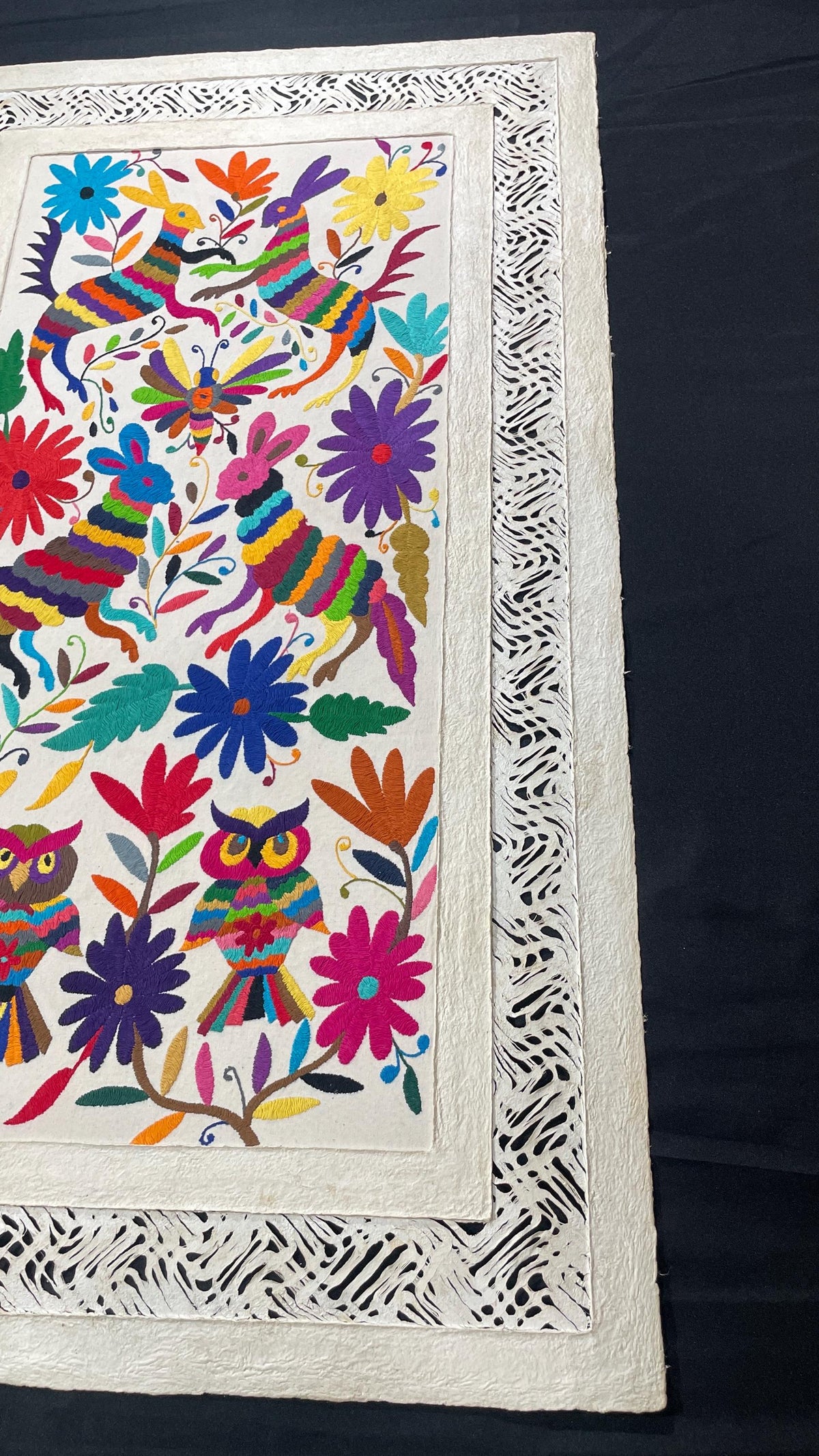 Enorme Arte Mural Mexicano en Papel Amate y Bordado Tenango Hecho a Mano-Arte Otomi Moderno XXL 47.2 in x 27.5 in (SIN MARCO)