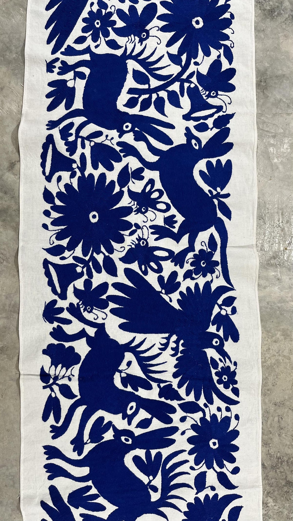 Bordado Otomi Hecho a Mano en Color Azul Marino, Tapizado Otomi Horizontal, Textil Mexicano XXL 190 cm x 44 cm (SIN MARCO) Flores y Aves.