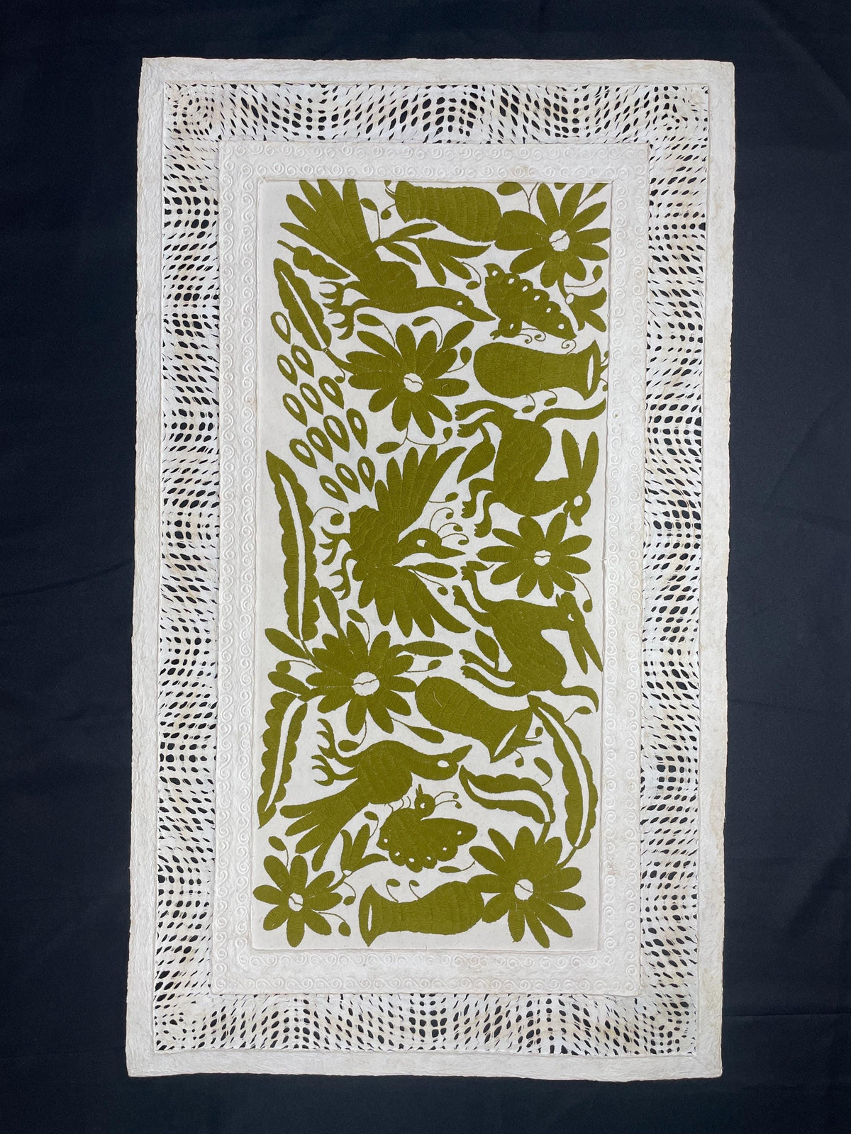Enorme Arte Mural Mexicano en Papel Amate y Bordado Tenango Hecho a Mano-Arte Otomi Moderno en Horizontal XXL 47.2 in x 27.5 in (SIN MARCO)