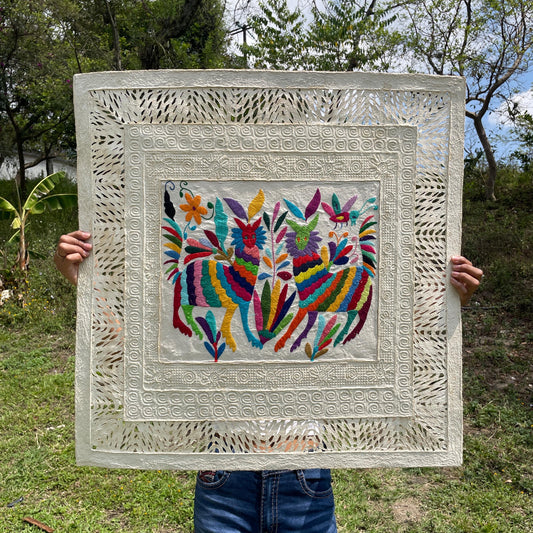 Arte Mural Mexicano Moderno en Papel Amate Y Bordado Tenango Hecho a Mano XL de 28 inx 28 in (SIN MARCO)