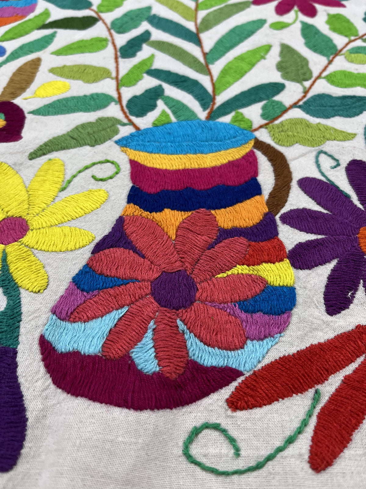 Enorme Bordado Tenango Hecho a Mano en Multicolor-Tapizado Otomi XXL 189 cm x 44 cm (SIN MARCO)