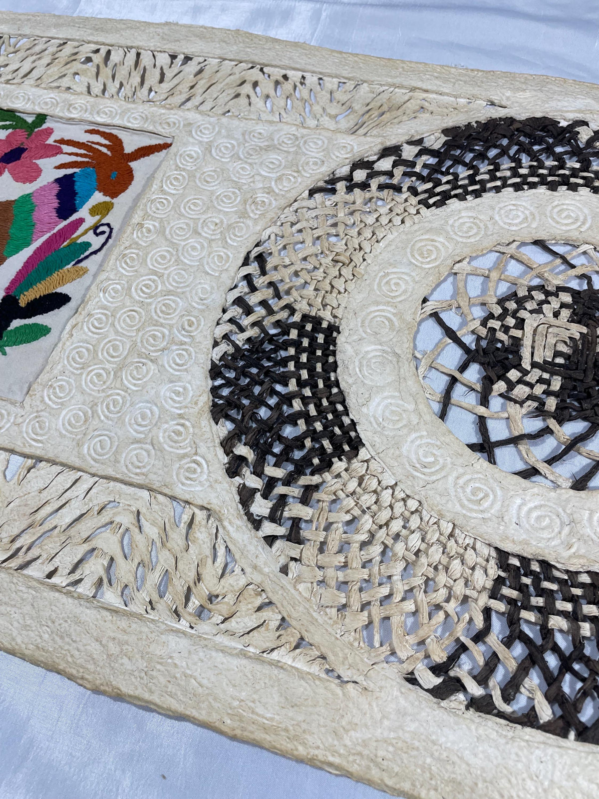 Arte Mural Mexicano en Papel Amate con Bordado de Tenango Hecho a Mano- 120 cm x 40 cm-Arte Bordado Otomí Moderno (SIN MARCO)