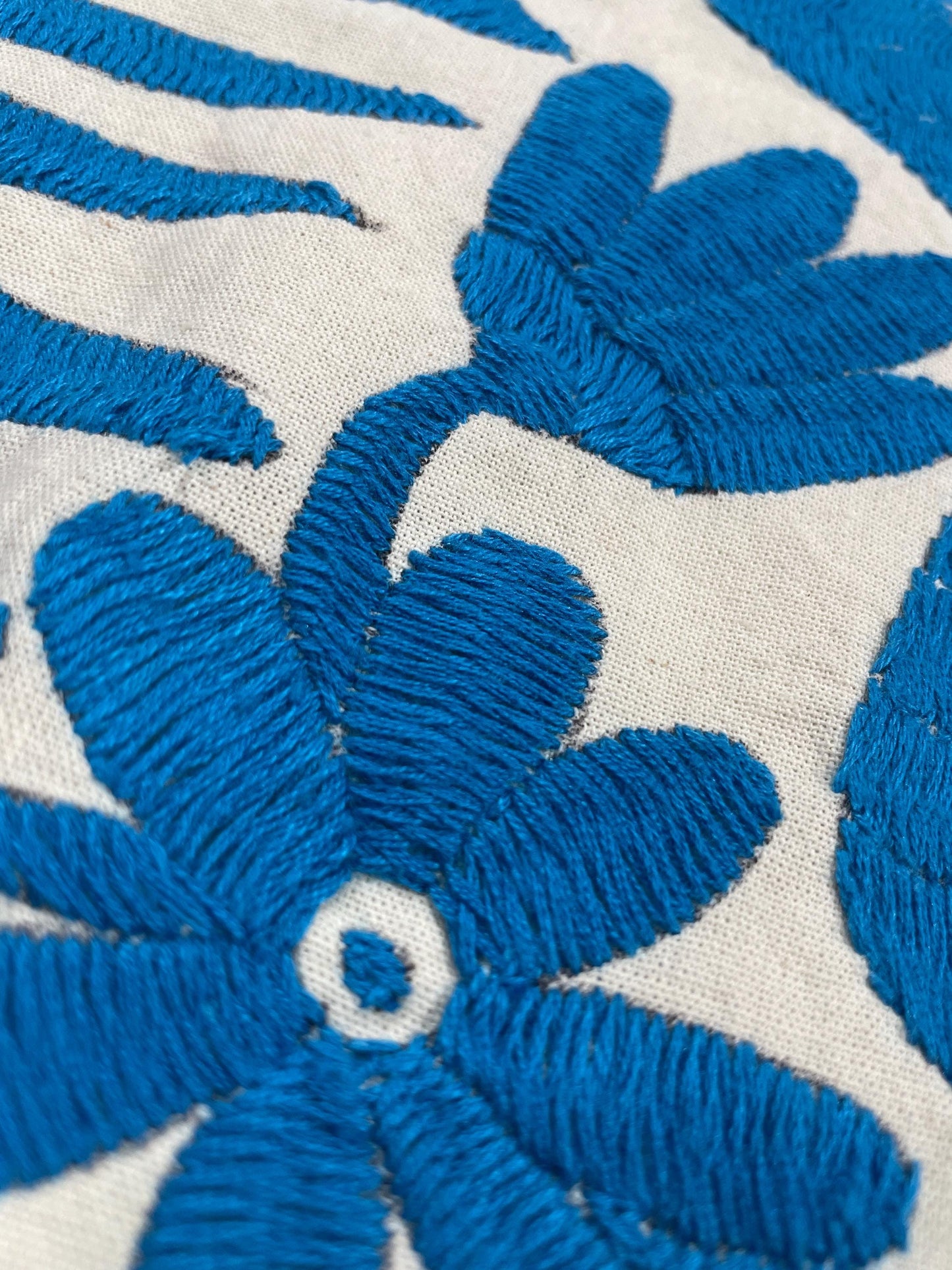 Tapizado Bordado Tenango Hecho a Mano-Arte Otomí Mexicano Moderno en Color Azul Turquesa XL 96 cm x 45 cm-(SIN MARCO)