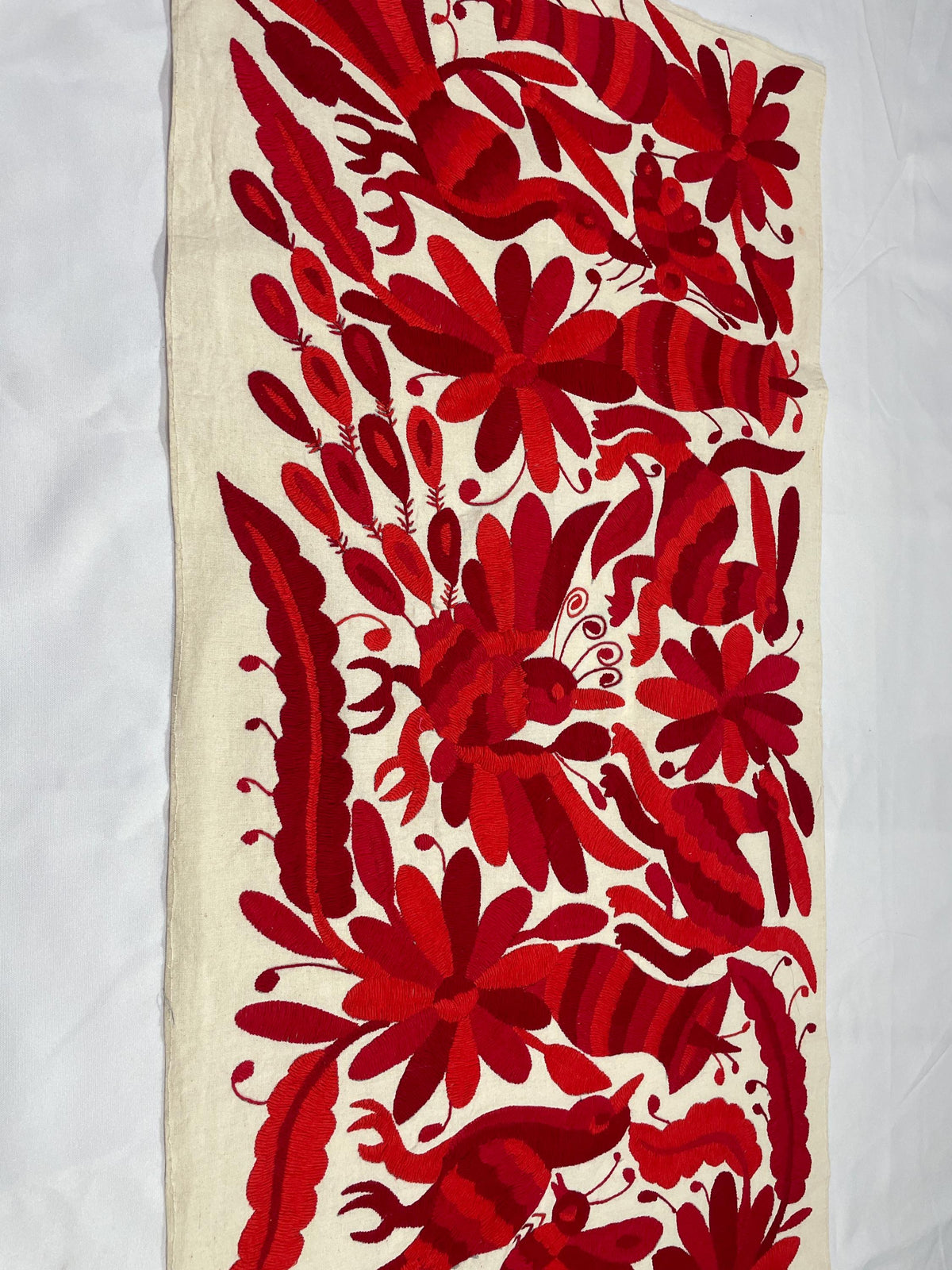 Bordado Tenango Hecho a Mano,Tapizado Otomi Moderno en Tres Colores de Rojo Combinados, Textil Mexicano XL 95 cm x 46 cm