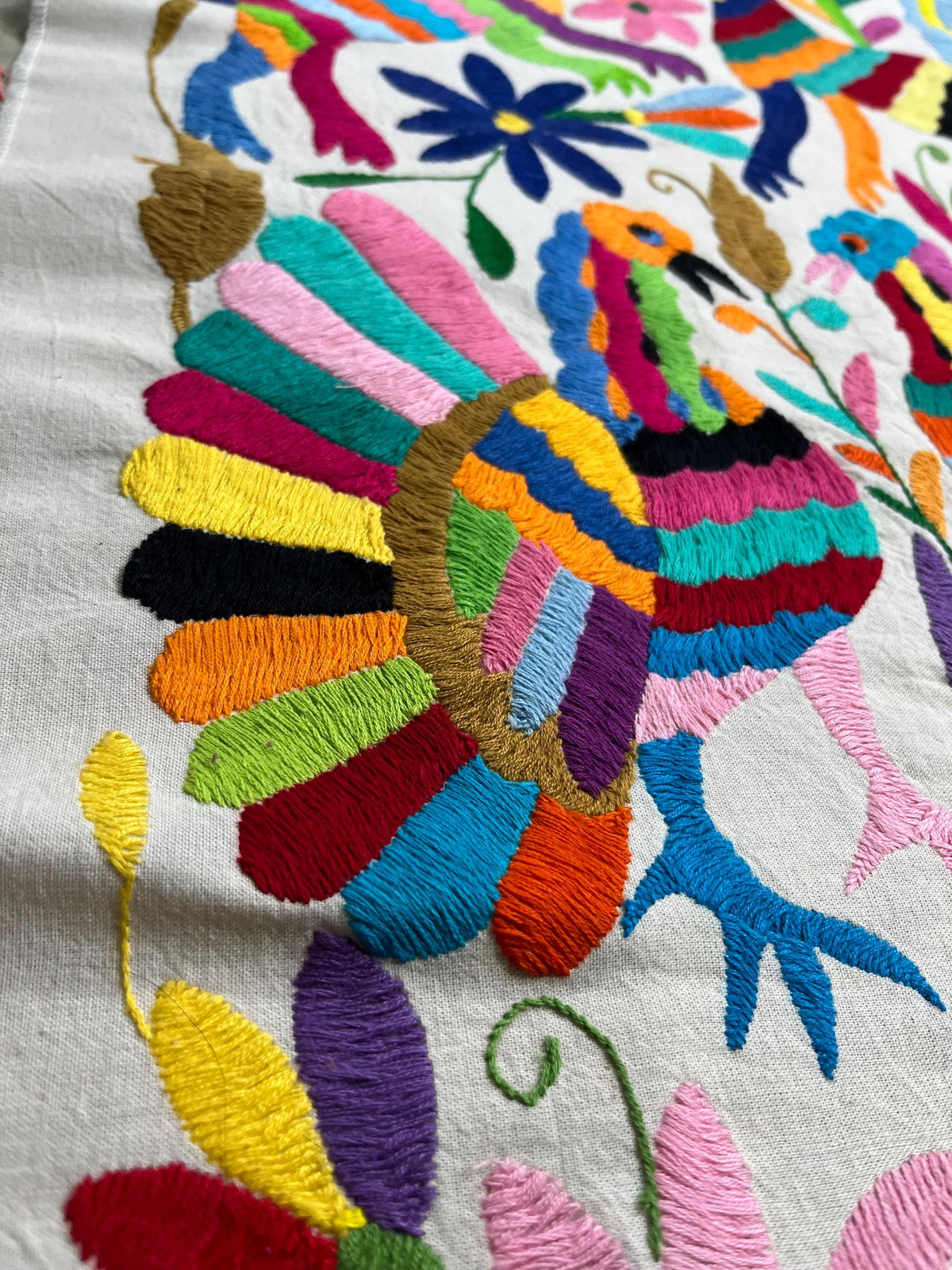 Bordado Otomi Hecho y Bordado a Mano en Multicolor-Tapizados Tenangos/Camino de Mesa  XXL 190 cm x 45 cm