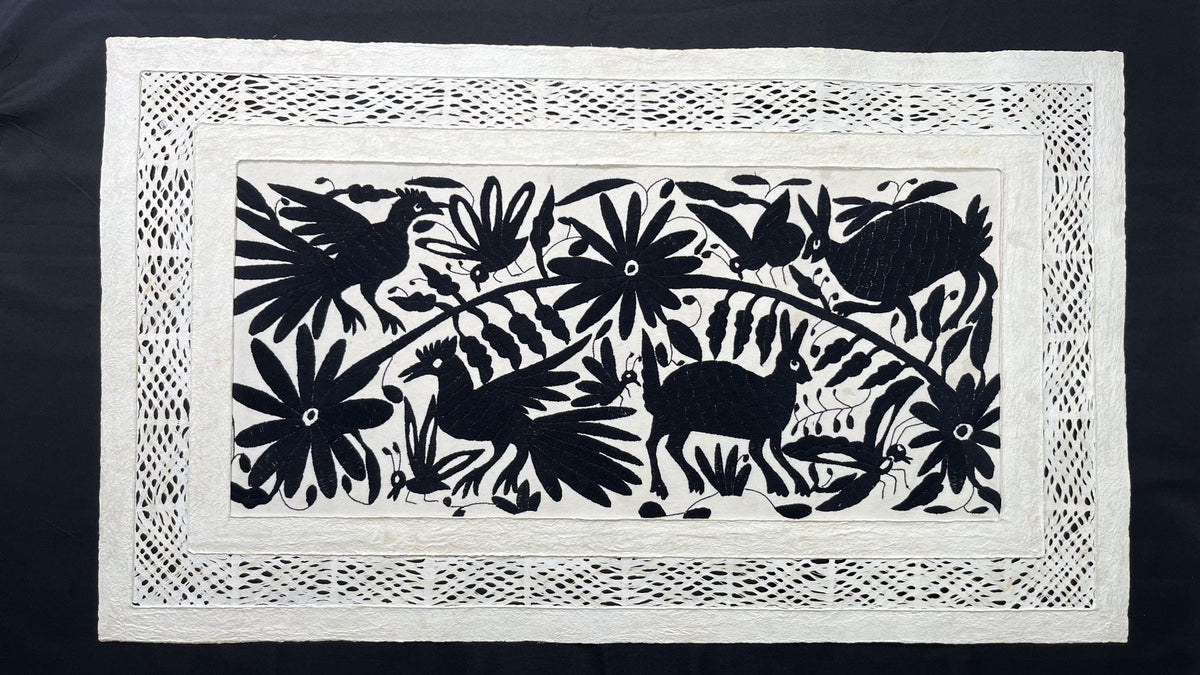 Enorme Arte Mural Mexicano en Papel Amate con Bordado Tenango Hecho A Mano en Color Negro-Arte Otomí Moderno XXL 47.2 X 27.5 (SIN MARCO)