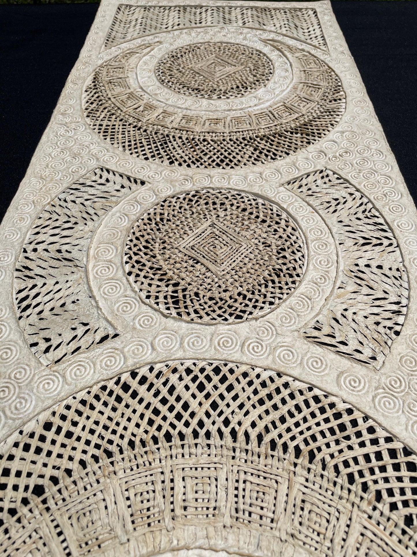 Arte Mural Mexicano Hecho a Mano de Papel Amate–Arte Mexicano Moderno, 47.2 x 15.7 in (SIN MARCO) Tejido de Eclipses y Círculos
