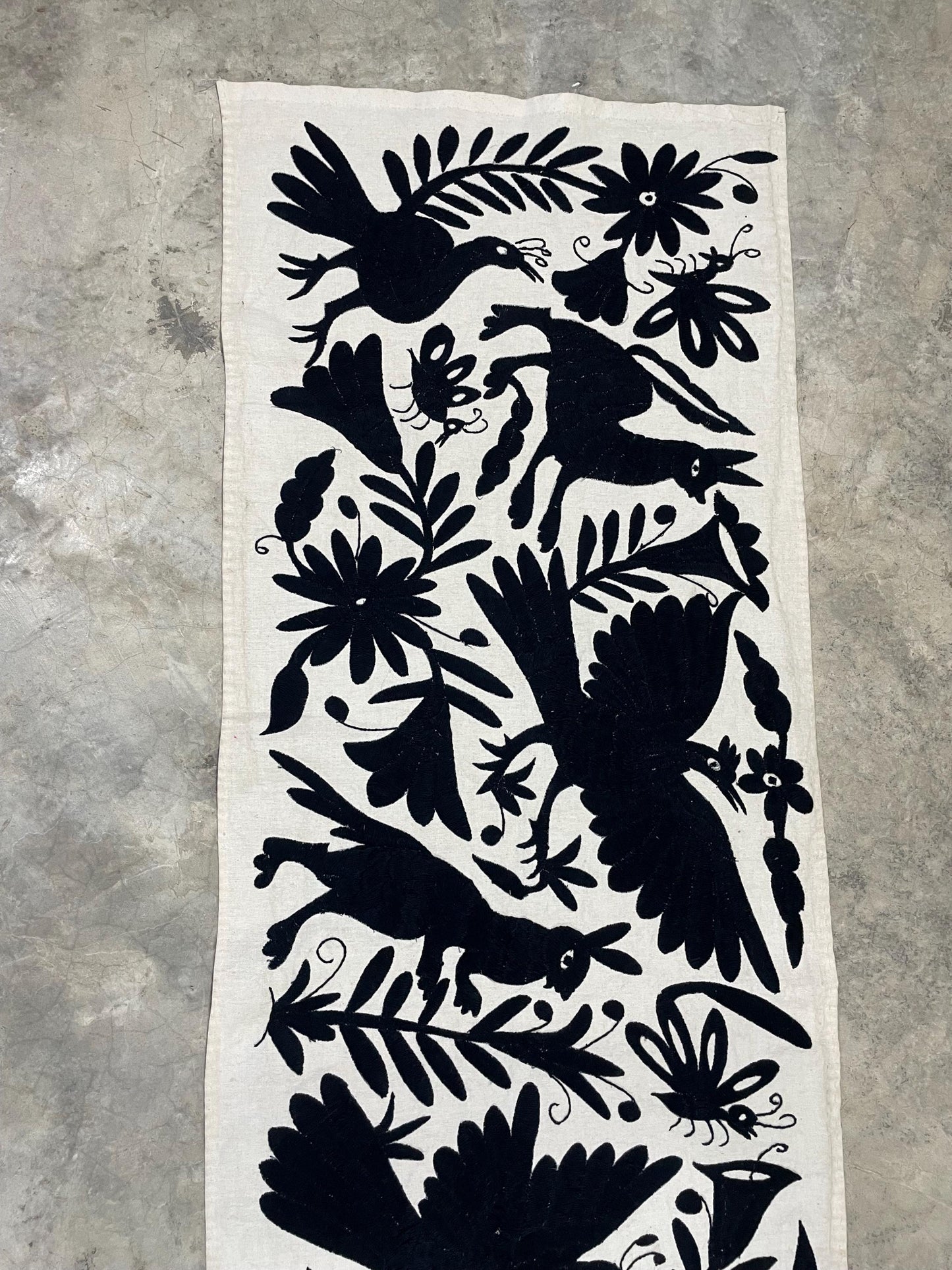 Enorme Bordado Tenango Hecho a Mano en Color Negro-Tapiz Otomi Horizontal-Camino de Mesa-XXL  189 cm x  44 cm (SIN MARCO)