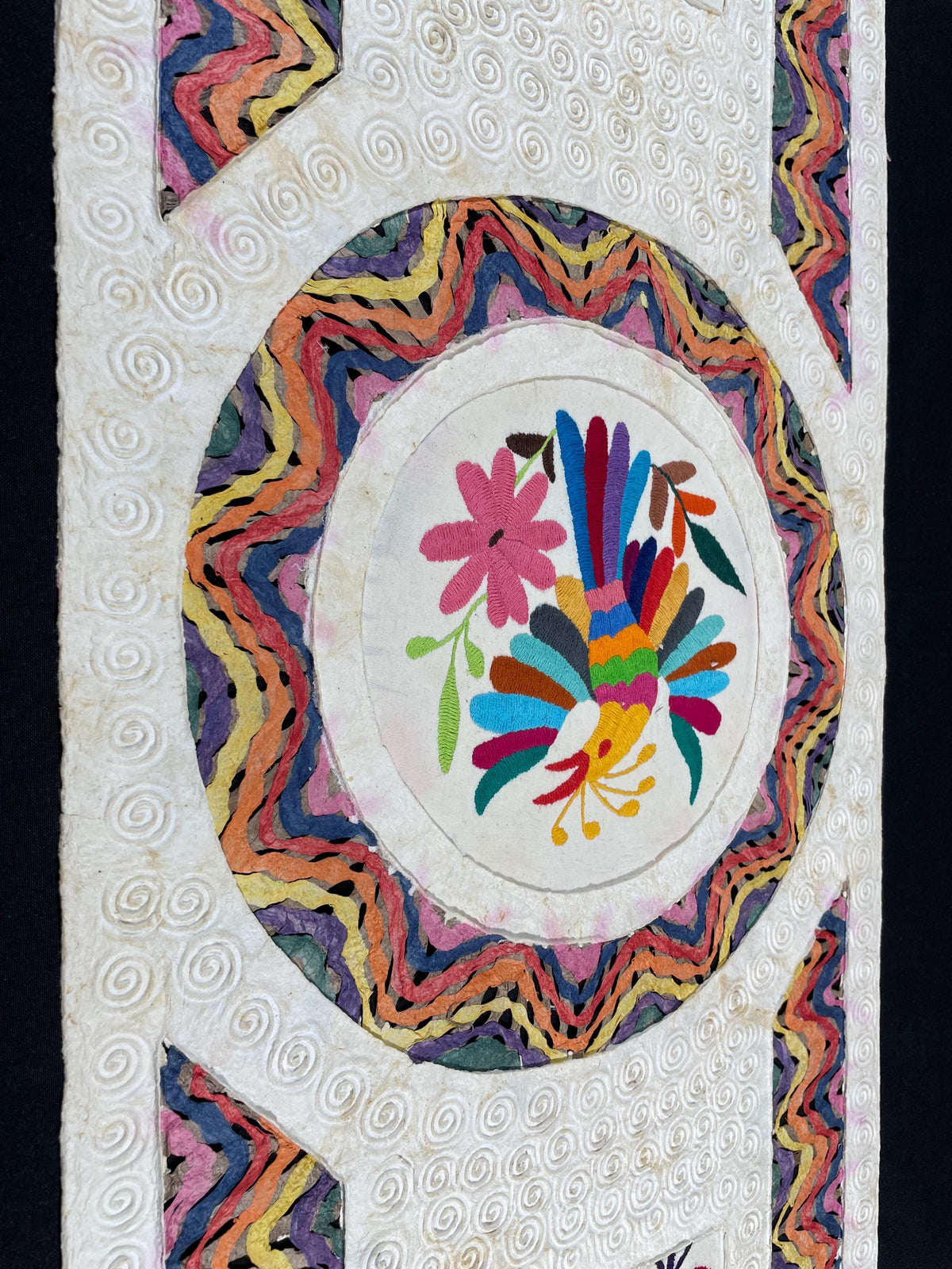 Arte Mural Mexicano en Papel Amate con Bordado de Tenango Hecho a Mano- 47,2 x 15,7 -Arte Otomí Teñido (SIN MARCO)