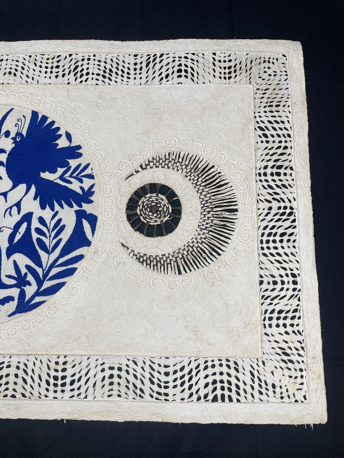 Arte Mural Mexicano en Papel Amate con Bordado Tenango Hecho a Mano 47,2 x 27.5, Arte Otomi en Color Blanco y Azul (SIN MARCO) Media Luna
