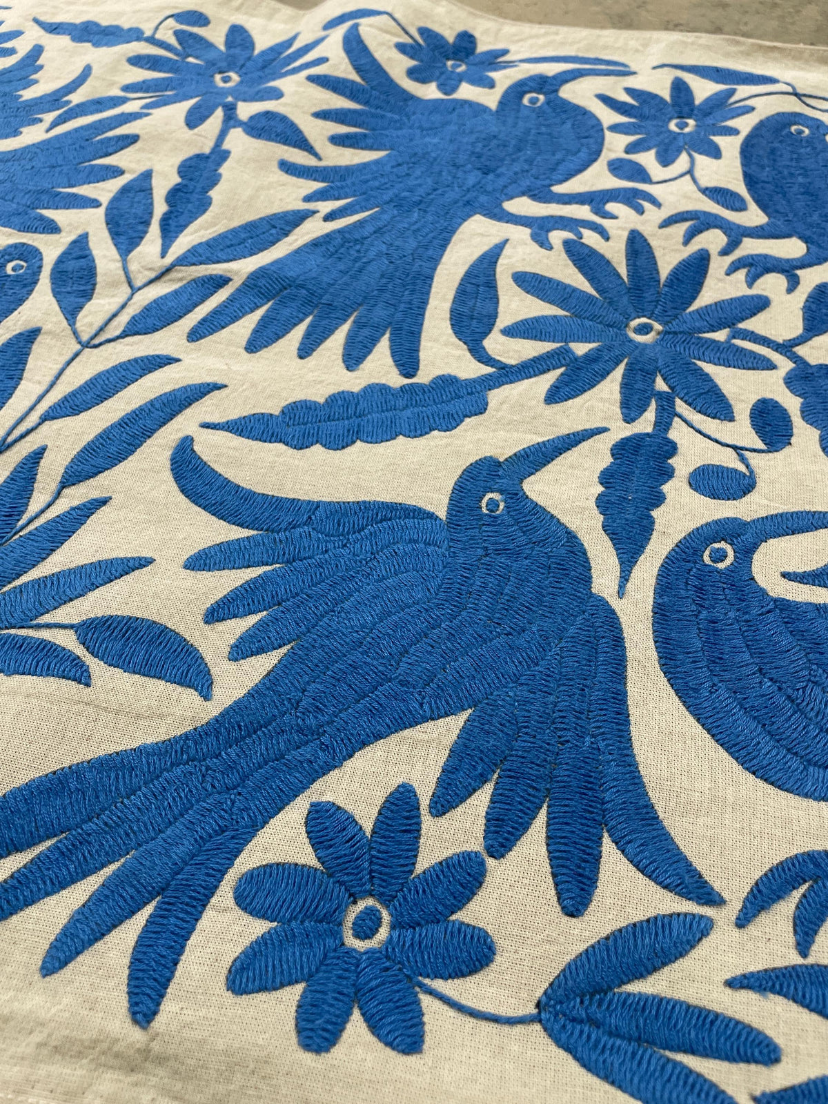 Bordado Tenango Hecho a Mano en Color Azul, Tapizado Otomi Horizontal, Textil Mexicano XXL 189 cm x 44 cm (SIN MARCO) Flores y Pájaros