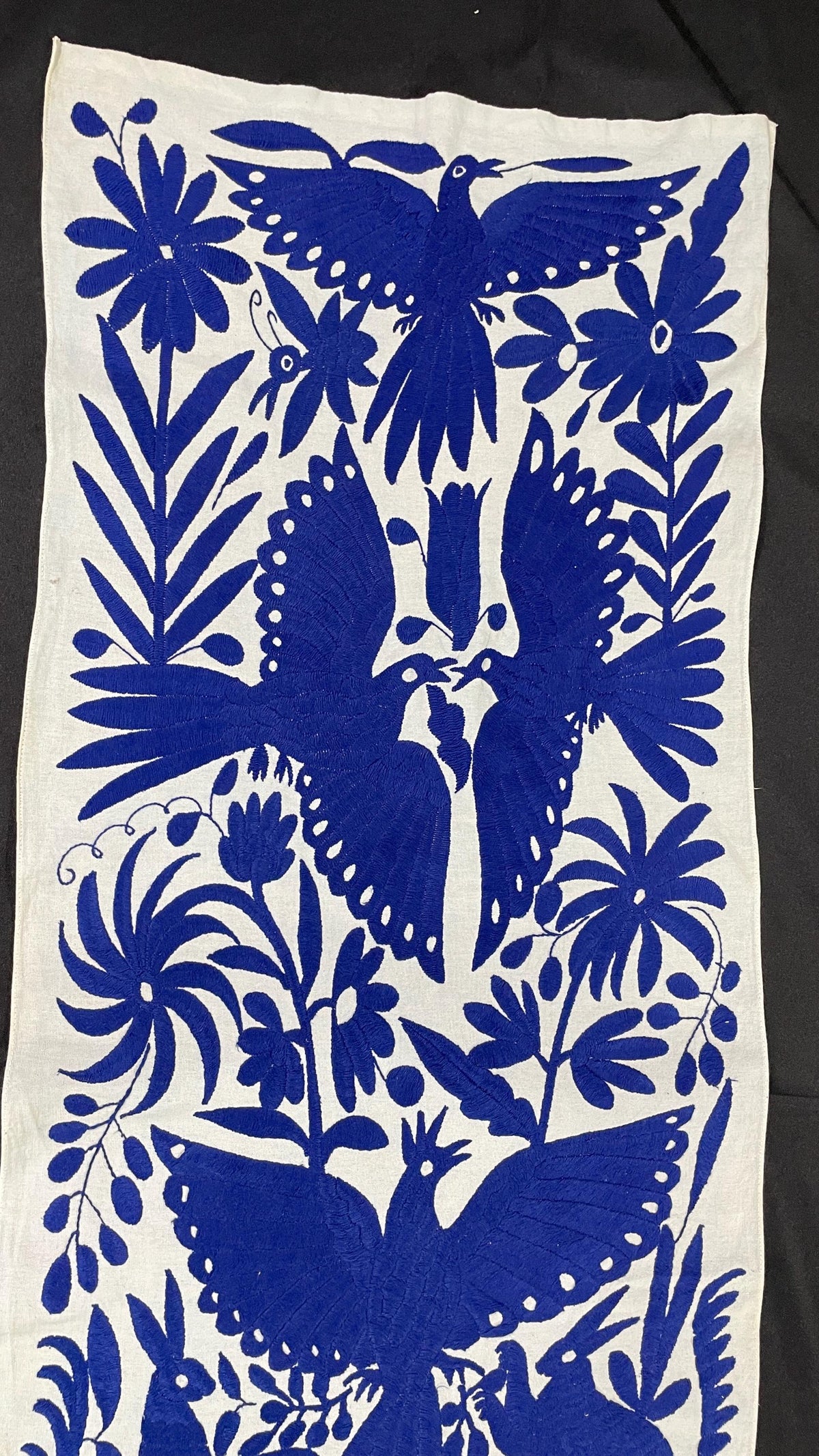 Enorme Bordado Tenango Hecho a Mano en Color Azul-Tapizado Otomi XXL 189 cm x 43 cm (SIN MARCO)