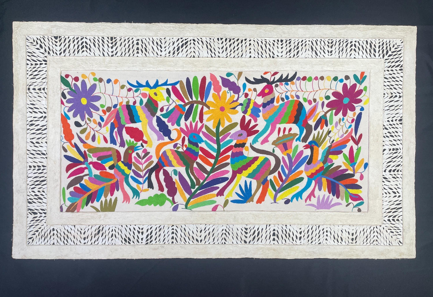 Enorme Arte Mural Mexicano en Papel Amate y Bordado Tenango Hecho a Mano-Arte Otomí Decorativo Moderno XXL 47.2 in x 27.5 in (SIN MARCO)