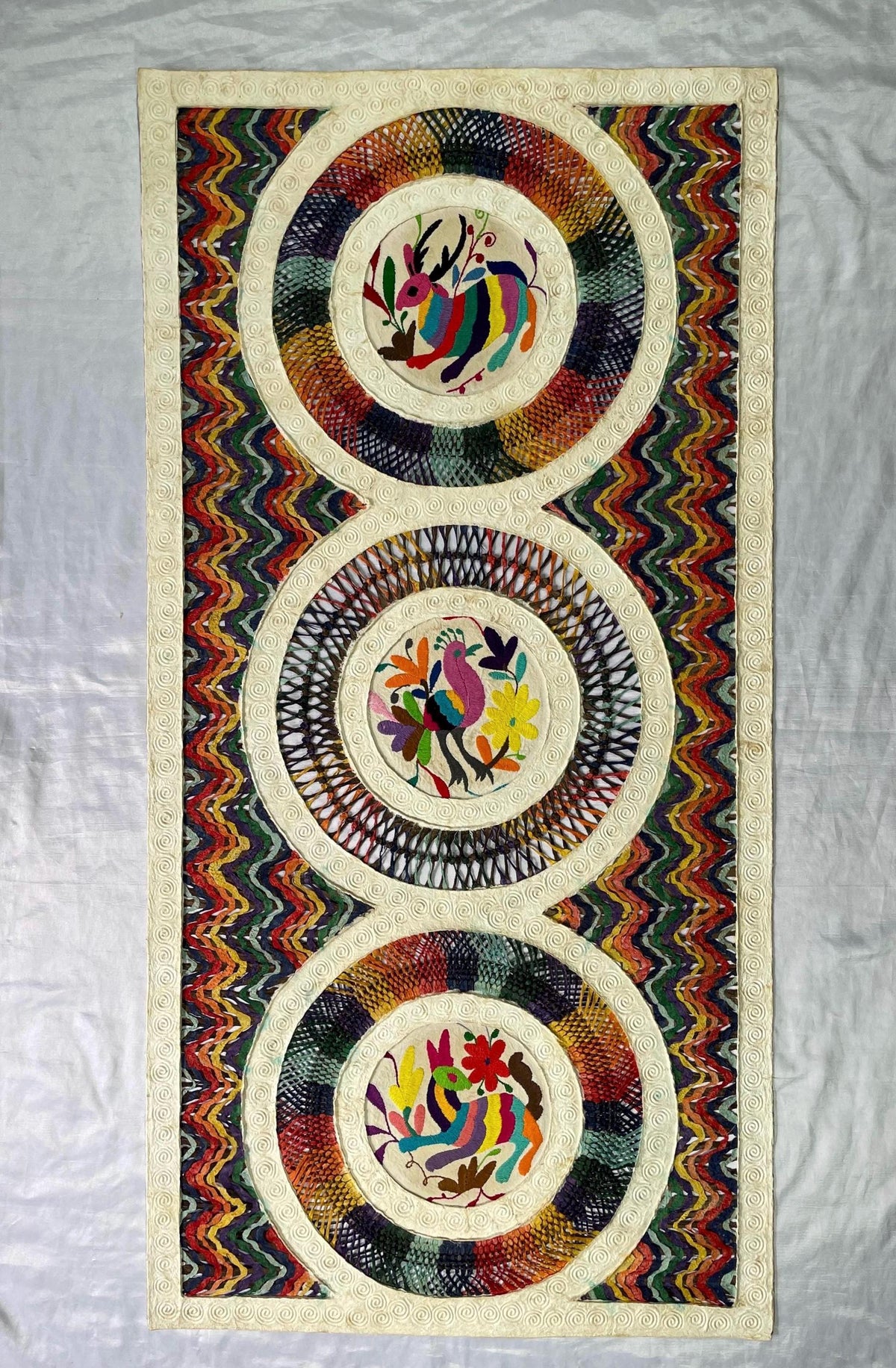 Arte Mural Mexicano en Papel Amat Teñido con Bordado Tenango Hecho A Mano-Arte Otomí Moderno XXL de 47.2 in X 23.6 in (SIN MARCO)