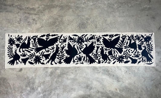 Enorme Bordado Tenango Hecho a Mano en Color Negro-Tapiz Otomi Horizontal-Camino de Mesa-XXL  189 cm x  44 cm (SIN MARCO)