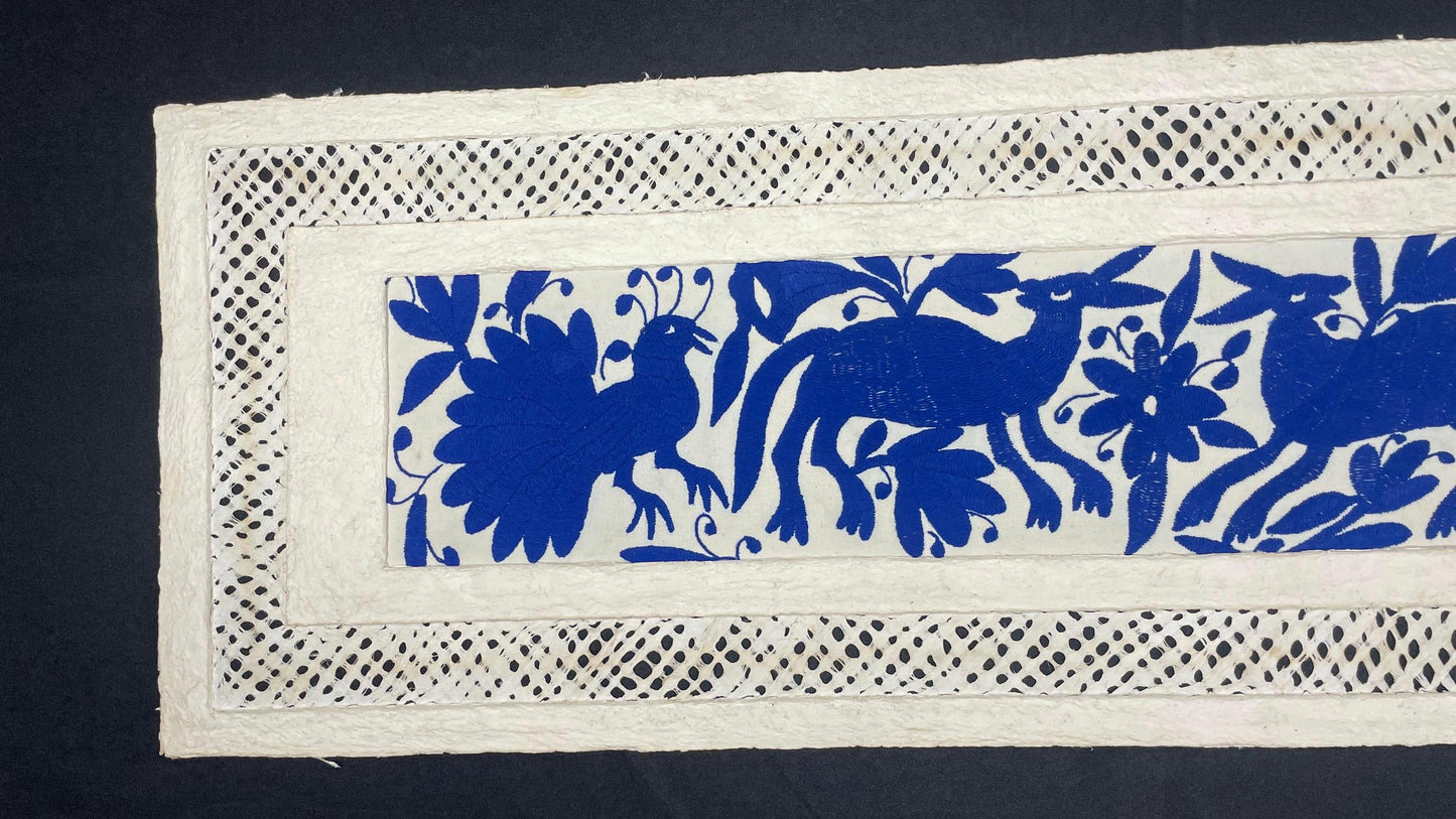 Arte Mural Mexicano en Papel Amate con Bordado de Tenango Hecho a Mano, Arte Otomi Horizontal Color Azul y Blanco XL 47,2 x 15,7 (SIN MARCO)