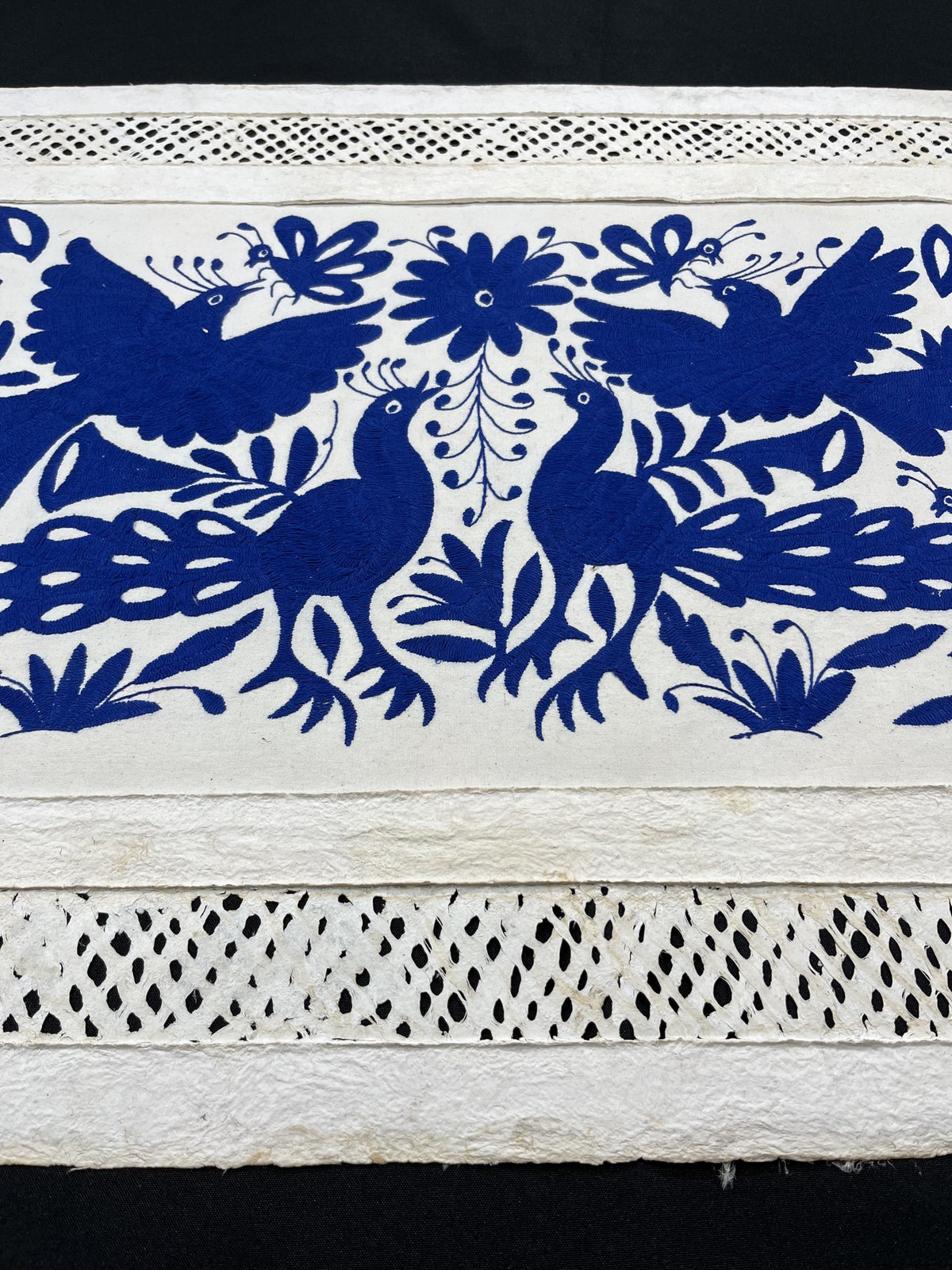 Arte Mural Mexicano en Papel Amate con Bordado Tenango Hecho a Mano, Color Azul XXL 47.2 in X 27.5 in (SIN MARCO)