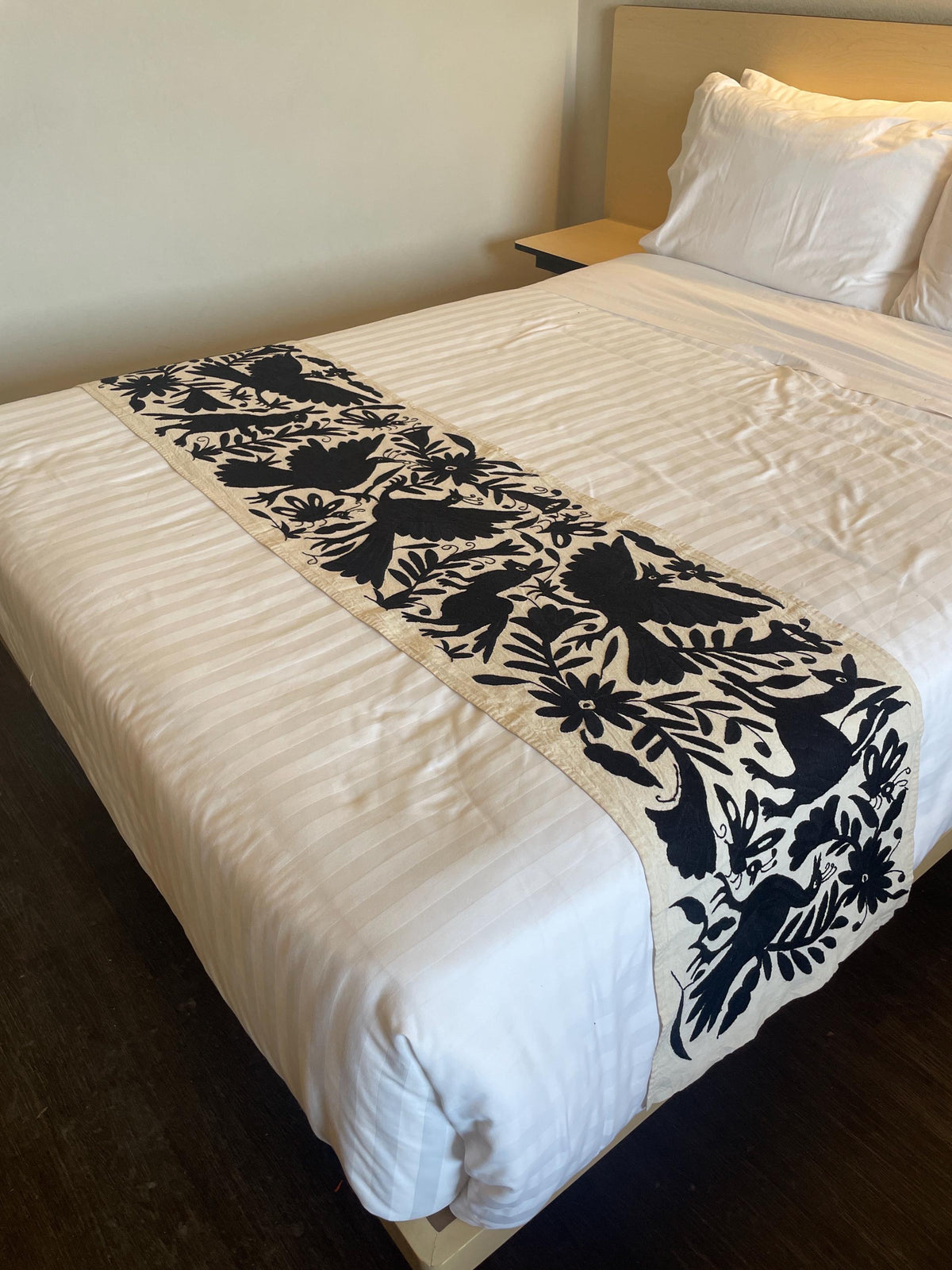 Enorme Bordado Tenango Hecho a Mano en Color Negro-Tapiz Otomi Horizontal-Camino de Mesa-XXL  189 cm x  44 cm (SIN MARCO)