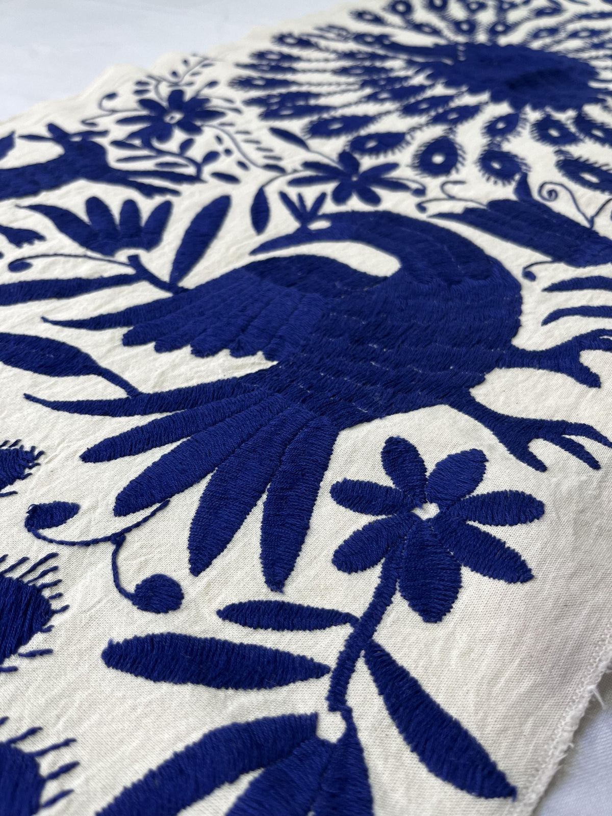 Bordado Tenango Hecho a Mano en Color Azul Marino, Tapizado Otomi XXL de 190 x 45 cm-Arte Mexicano (SIN MARCO)-Aves Pavoreales