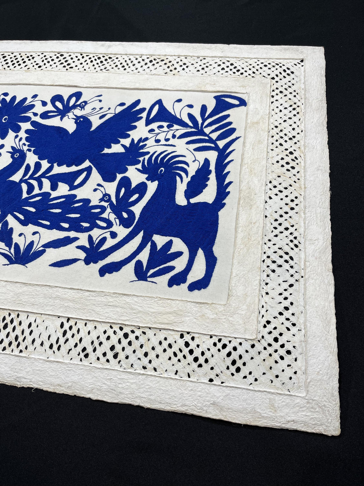 Arte Mural Mexicano en Papel Amate con Bordado Tenango Hecho a Mano, Color Azul XXL 47.2 in X 27.5 in (SIN MARCO)