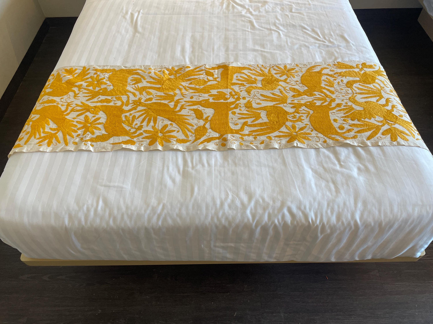 Gran Bordado Tenango Hecho a Mano en Color Amarillo, Camino de Mesa/Tapizado Otomi XXL 178 cm x 46 cm (SIN MARCO)