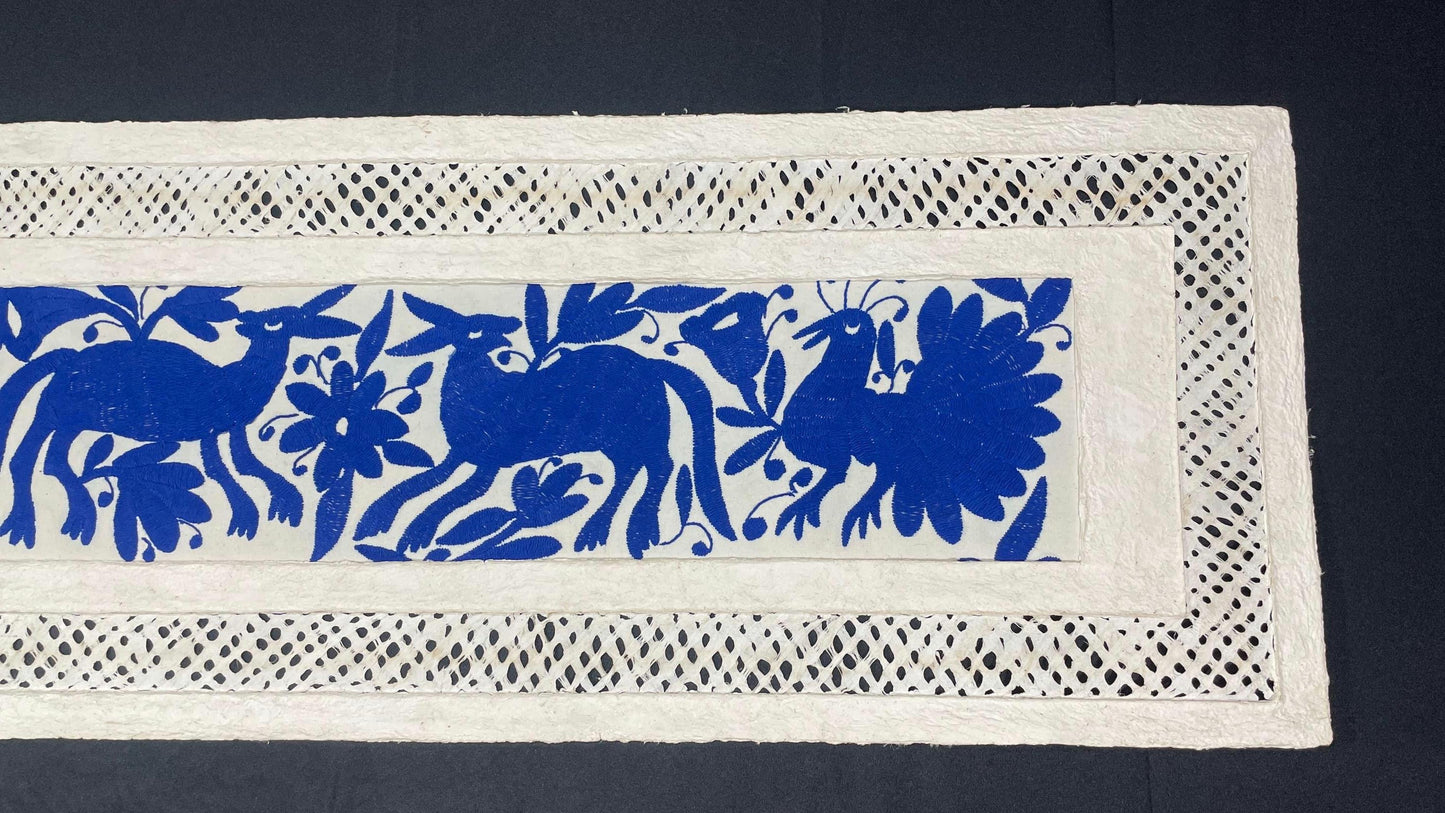 Arte Mural Mexicano en Papel Amate con Bordado de Tenango Hecho a Mano, Arte Otomi Horizontal Color Azul y Blanco XL 47,2 x 15,7 (SIN MARCO)