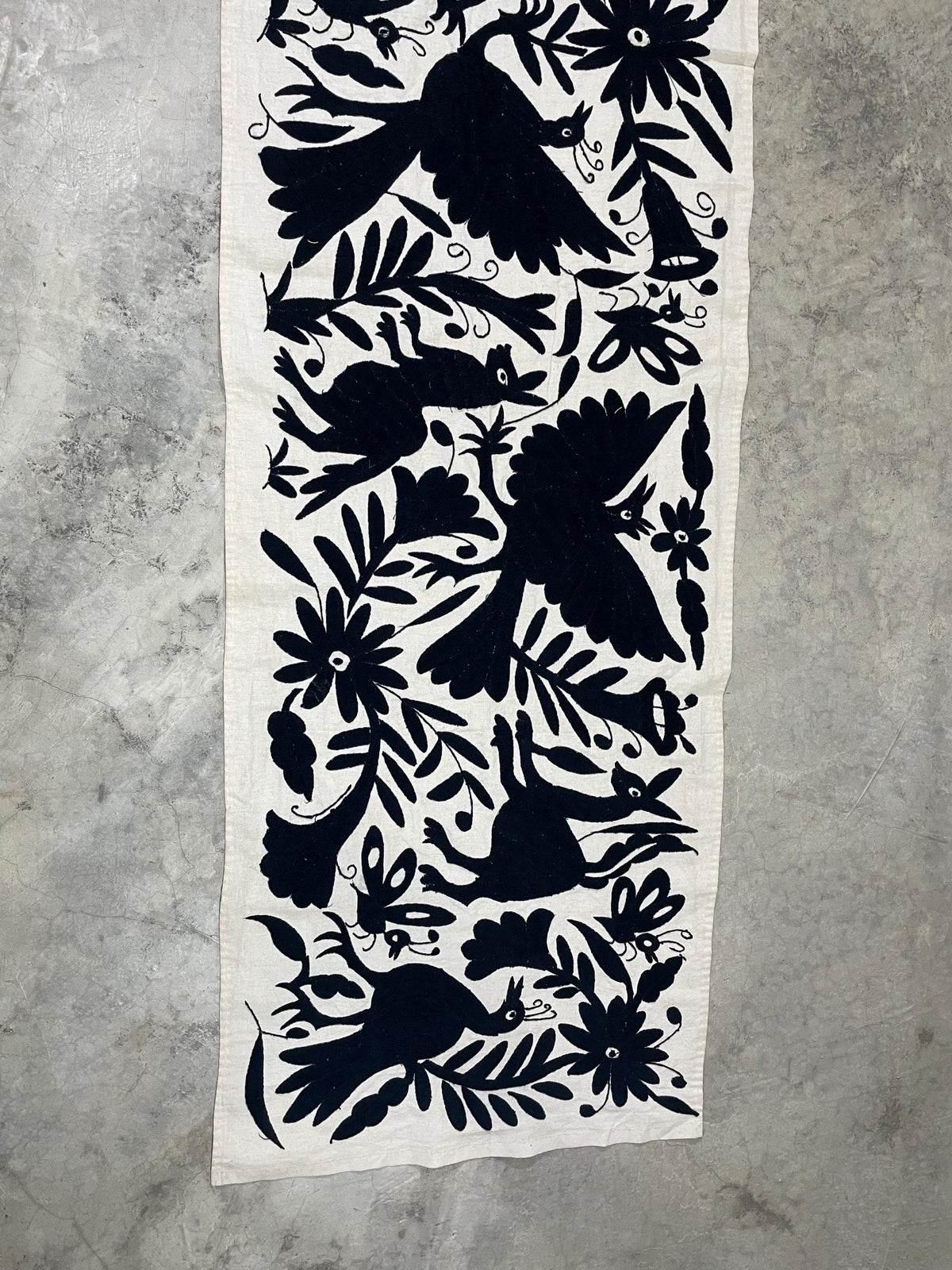 Enorme Bordado Tenango Hecho a Mano en Color Negro-Tapiz Otomi Horizontal-Camino de Mesa-XXL  189 cm x  44 cm (SIN MARCO)