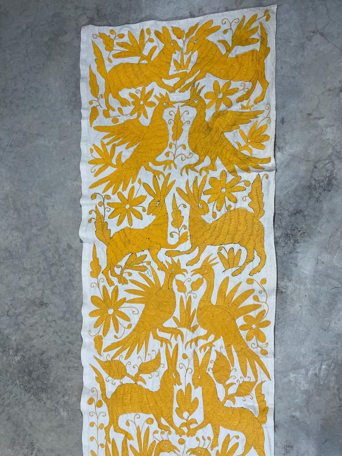 Bordado Tenango Hecho a Mano en Color Amarillo, Camino de Mesa/Tapizado Otomi XXL 178 cm x 46 cm