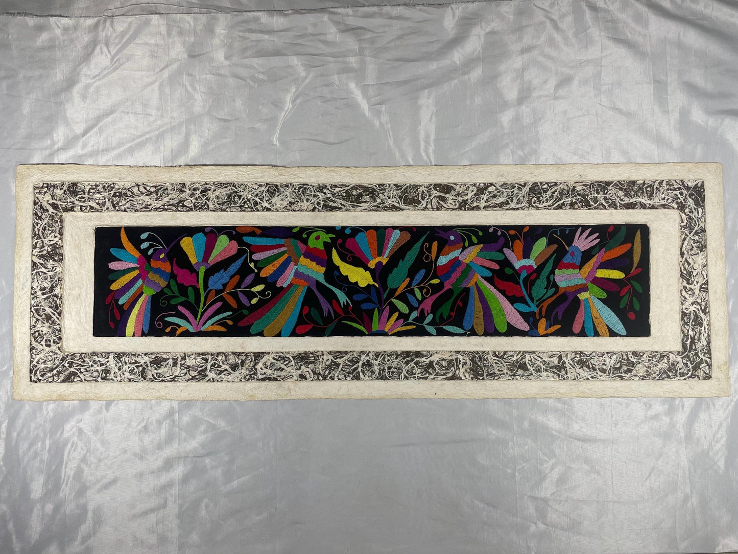 Arte Mural Mexicano en Papel Amate con Bordado de Tenango Hecho a Mano- 47,2 x 15,7-Arte Bordado Otomí Moderno (SIN MARCO)