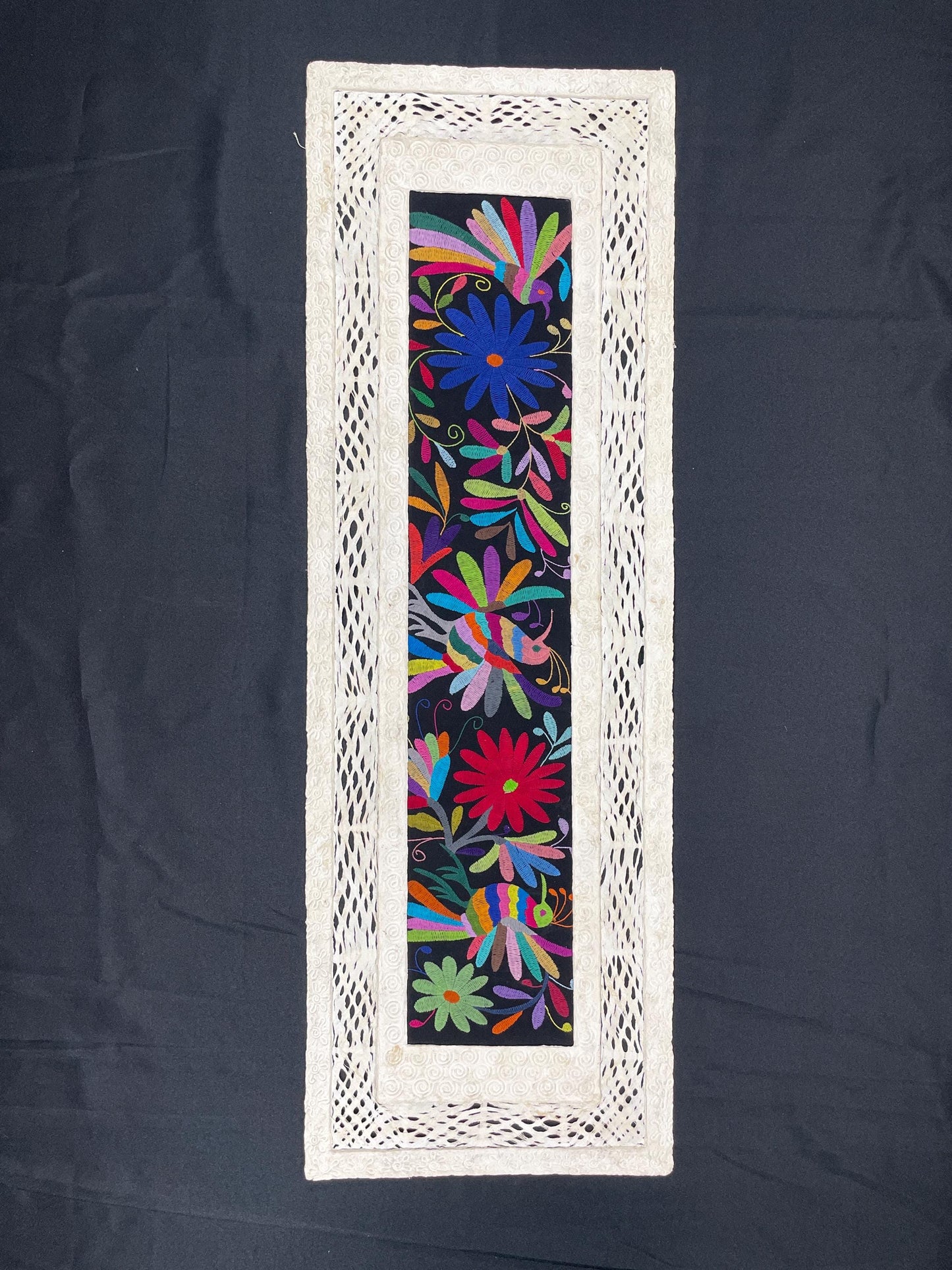 Arte Mural Mexicano en Papel Amate con Bordado de Tenango Hecho a Mano- 120 cm x 40 cm-Arte Bordado Otomí Moderno (SIN MARCO)